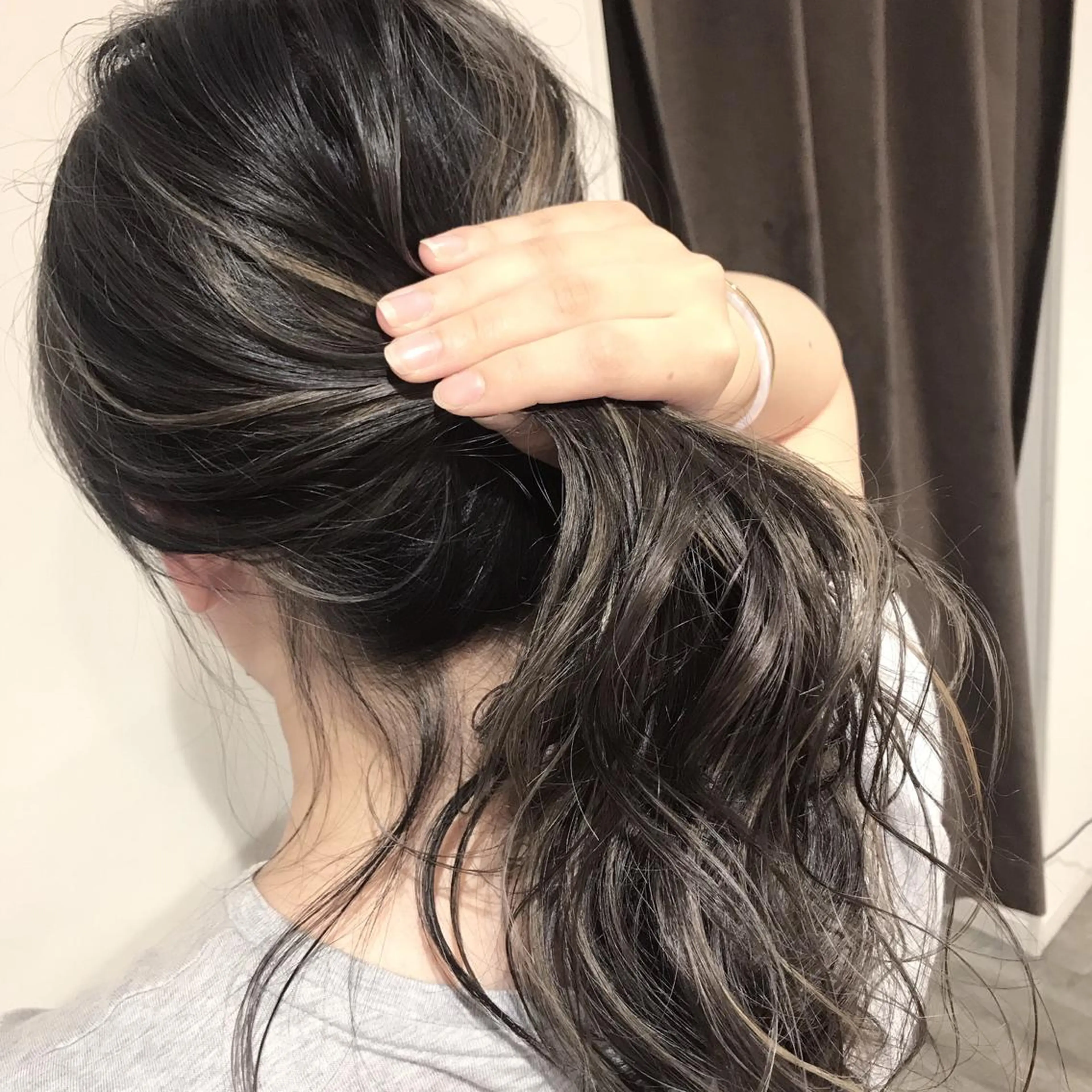 ミディアム カラー アッシュ アッシュグレー アッシュグレージュ バレイヤージュ ベージュカラー AMI Hair  supply所属・髪質改善カラー 韓国風レイヤーのヘアスタイル
