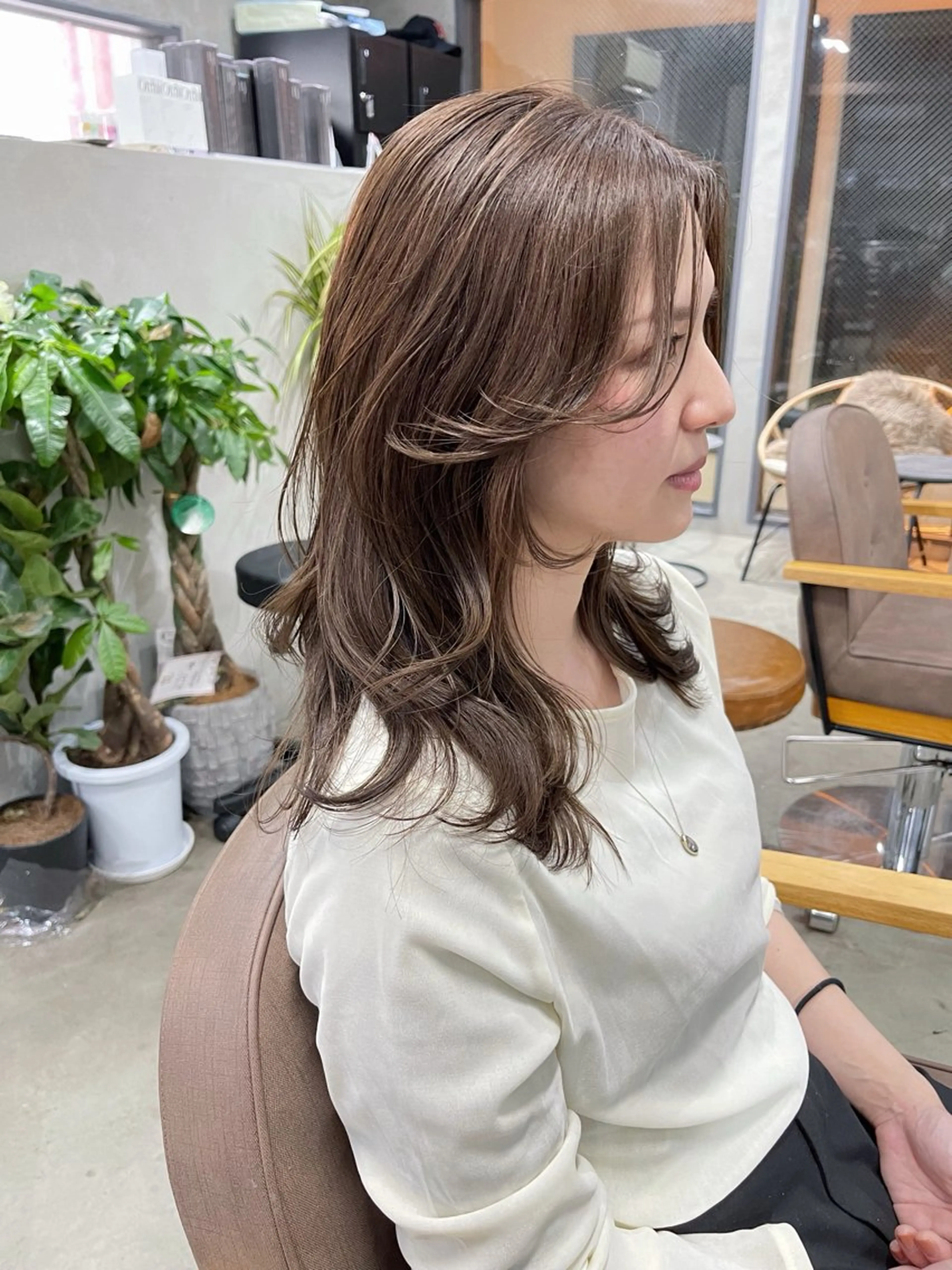 ミディアム カラー ベージュカラー レイヤーカット カット ヘアカラー トリートメント AiM 大名　似合わせカットのヘアスタイル