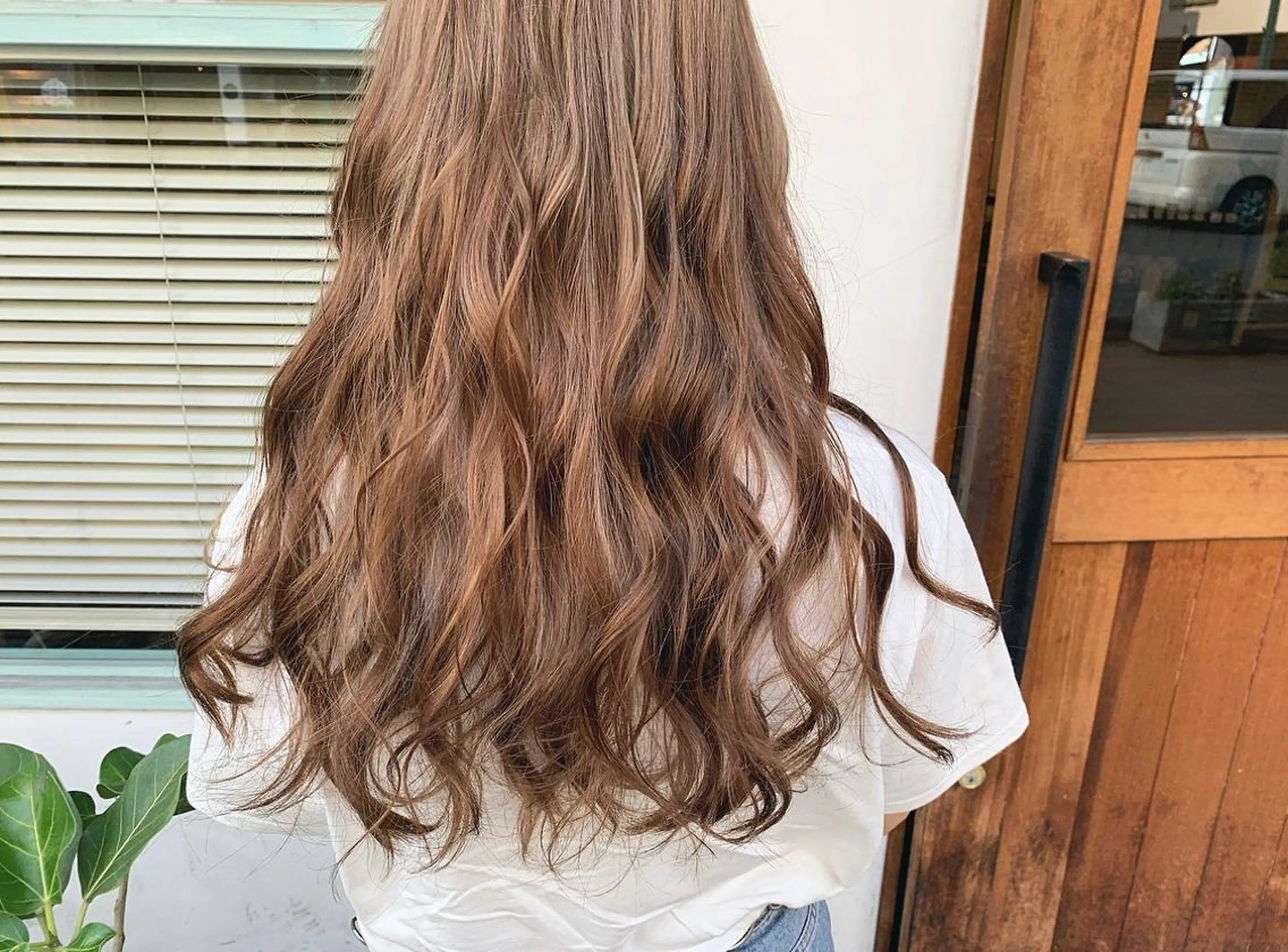 セミロング カラー ベージュカラー ブリーチ ミルクティーベージュ たかいわ みきのヘアスタイル