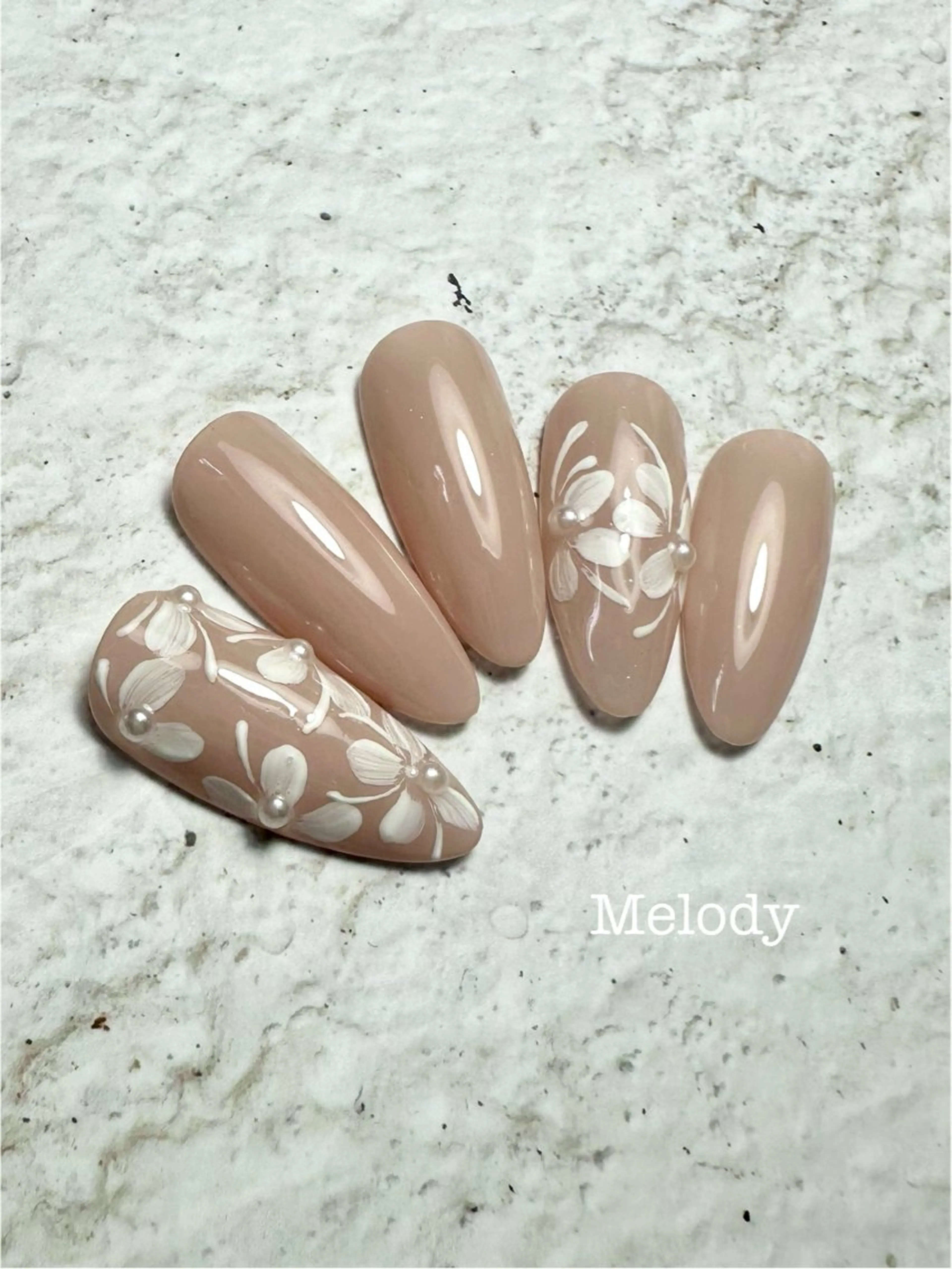 【初回・ハンド】２月キャンペーンネイル① (大人可愛いフラワーアート)オフィスネイルにおすすめの写真