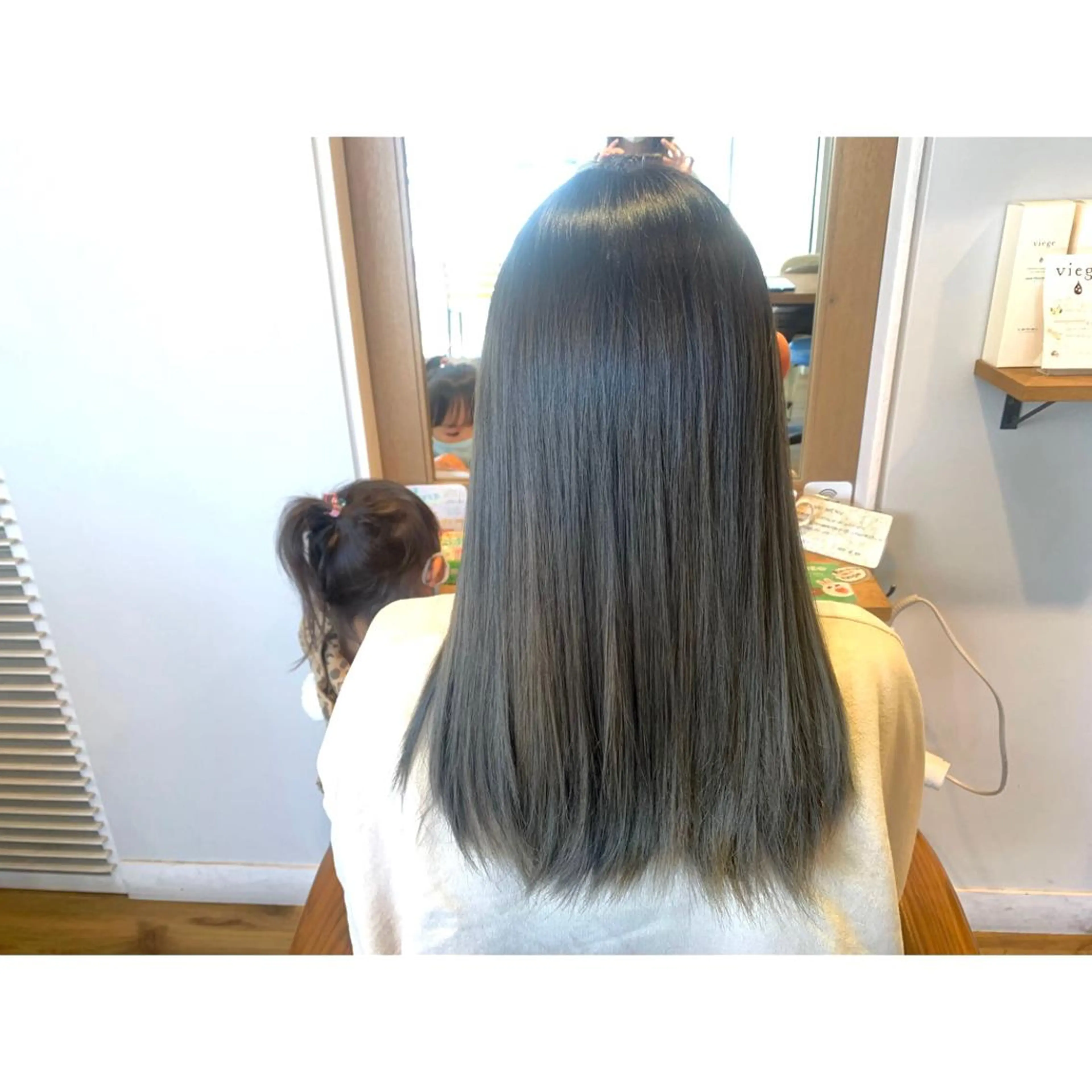 ロング カラー グレージュ オリーブグレージュ オリーブグレー ヘアカラー トリートメント ツキダテ ユイのヘアスタイル