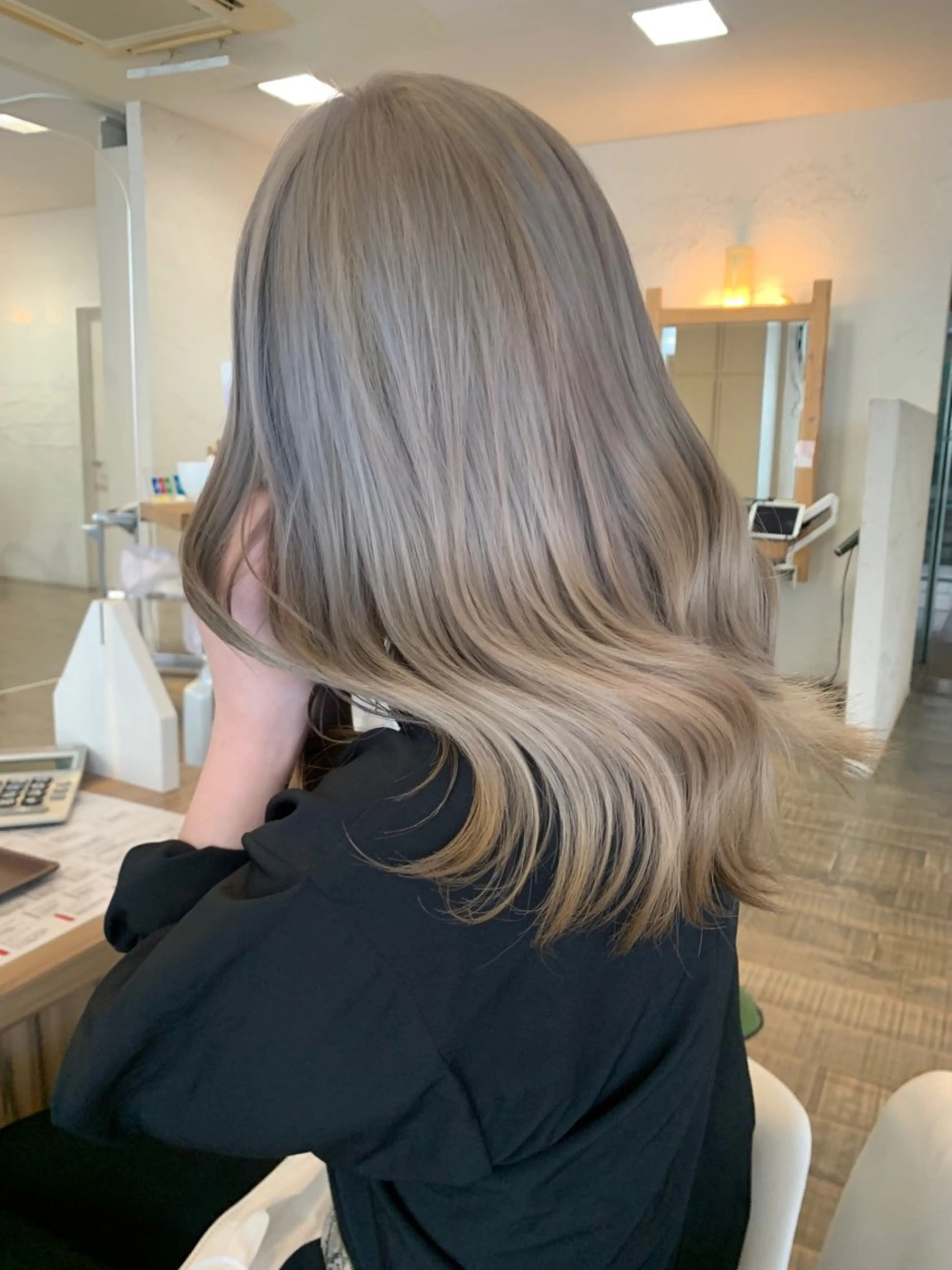 ミディアム カラー ベージュカラー ブリーチ ハイトーンカラー ホワイトベージュ 韓国ヘア特化🇰🇷 心斎橋【ユリカ】のヘアスタイル