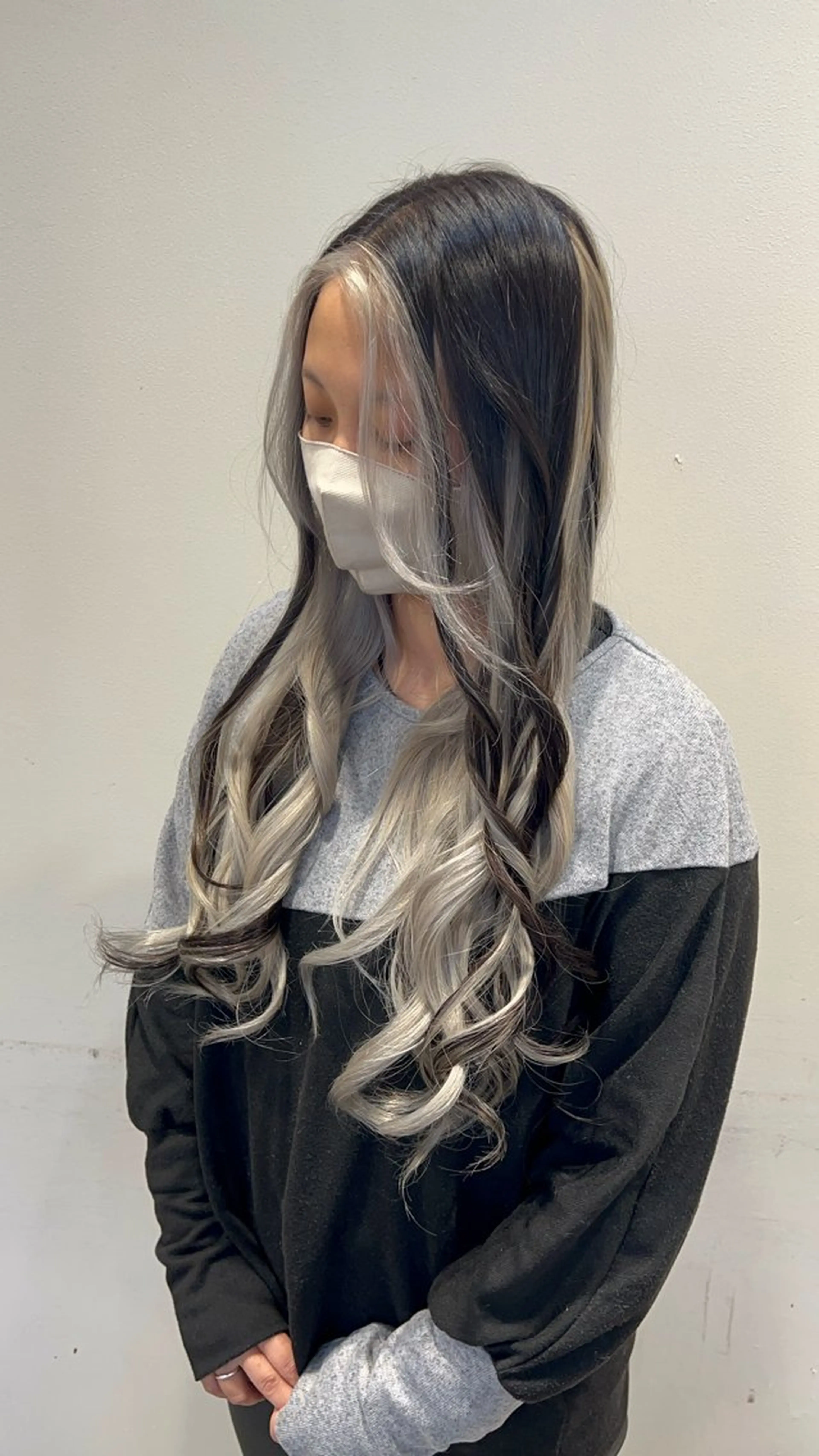 ロング カラー インナーカラー シルバー ヘアカラー トリートメント 💓シールエクステ ルミエールのヘアスタイル