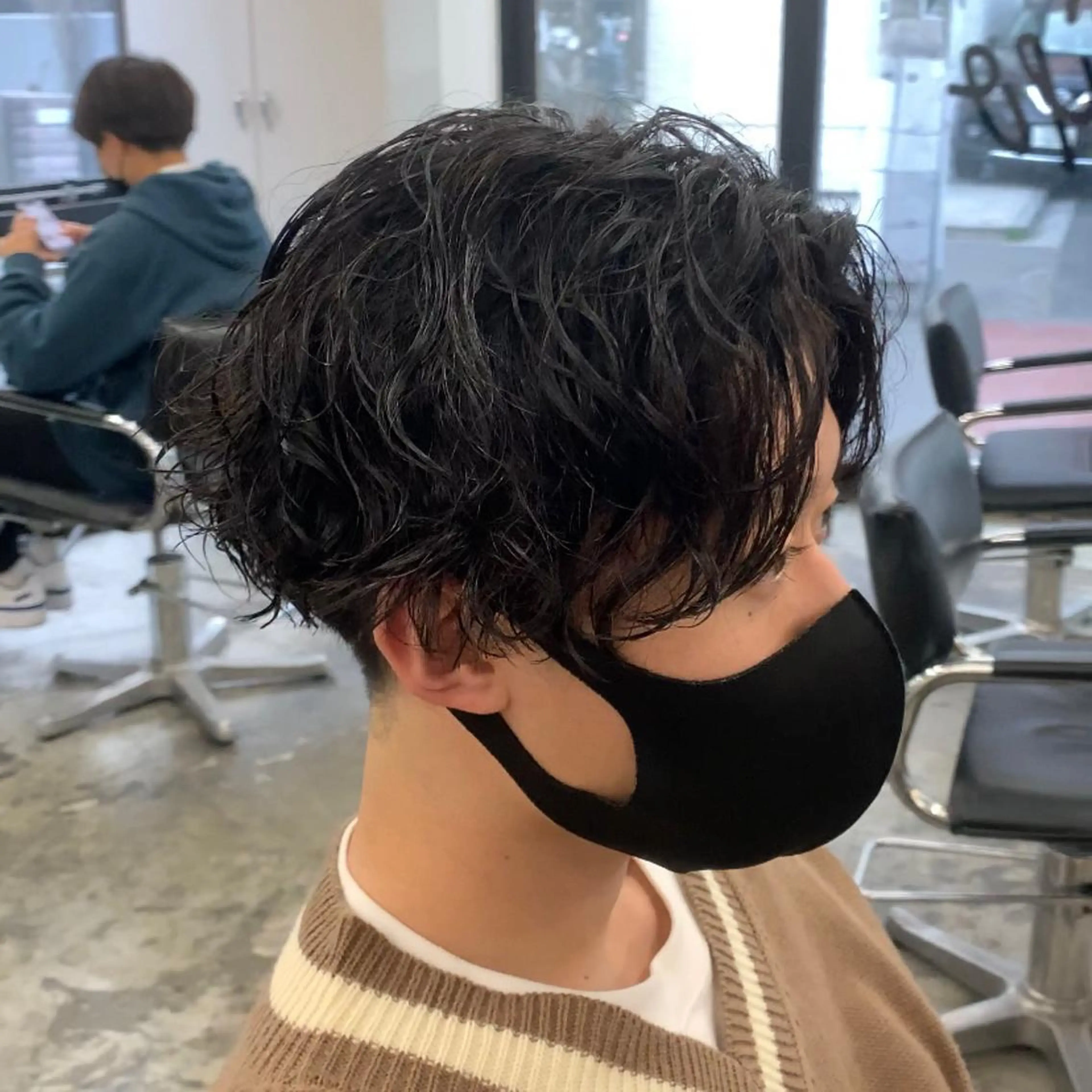 ミディアム パーマ メンズ センターパート カット パーマ メンズ特化美容師/ 藤戸 椋のヘアスタイル