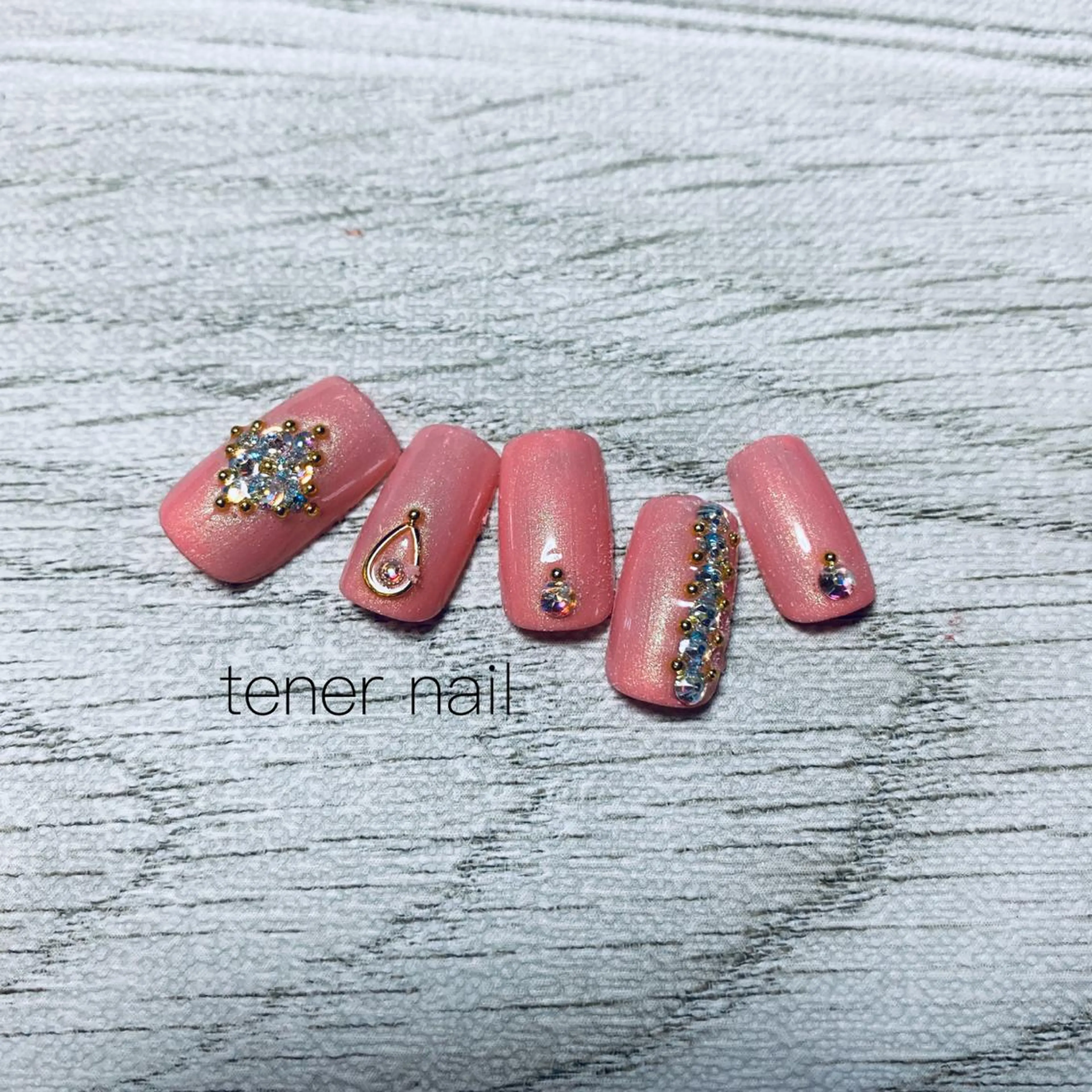 ネイル オーロラネイル キラキラネイル ピンク ストーンネイル tener  nail  テネルネイル所属・テネルネイル tener nailのネイルデザイン