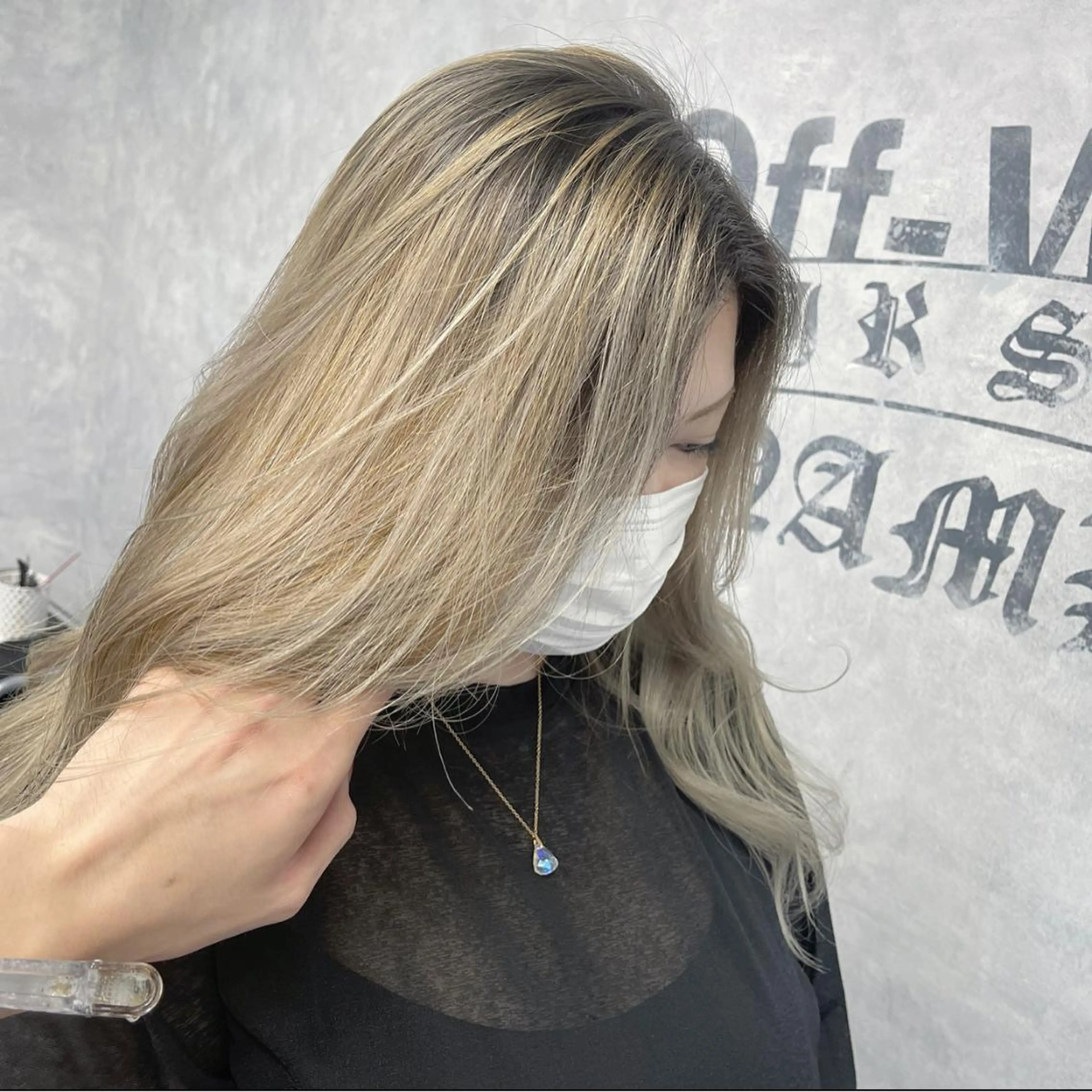 ロング カラー ベージュカラー ブリーチ ケアブリーチ イルミナカラー ホワイトベージュ カット ヘアカラー トリートメント オフホワイトアンドなんば所属・福西 洋斗のヘアスタイル