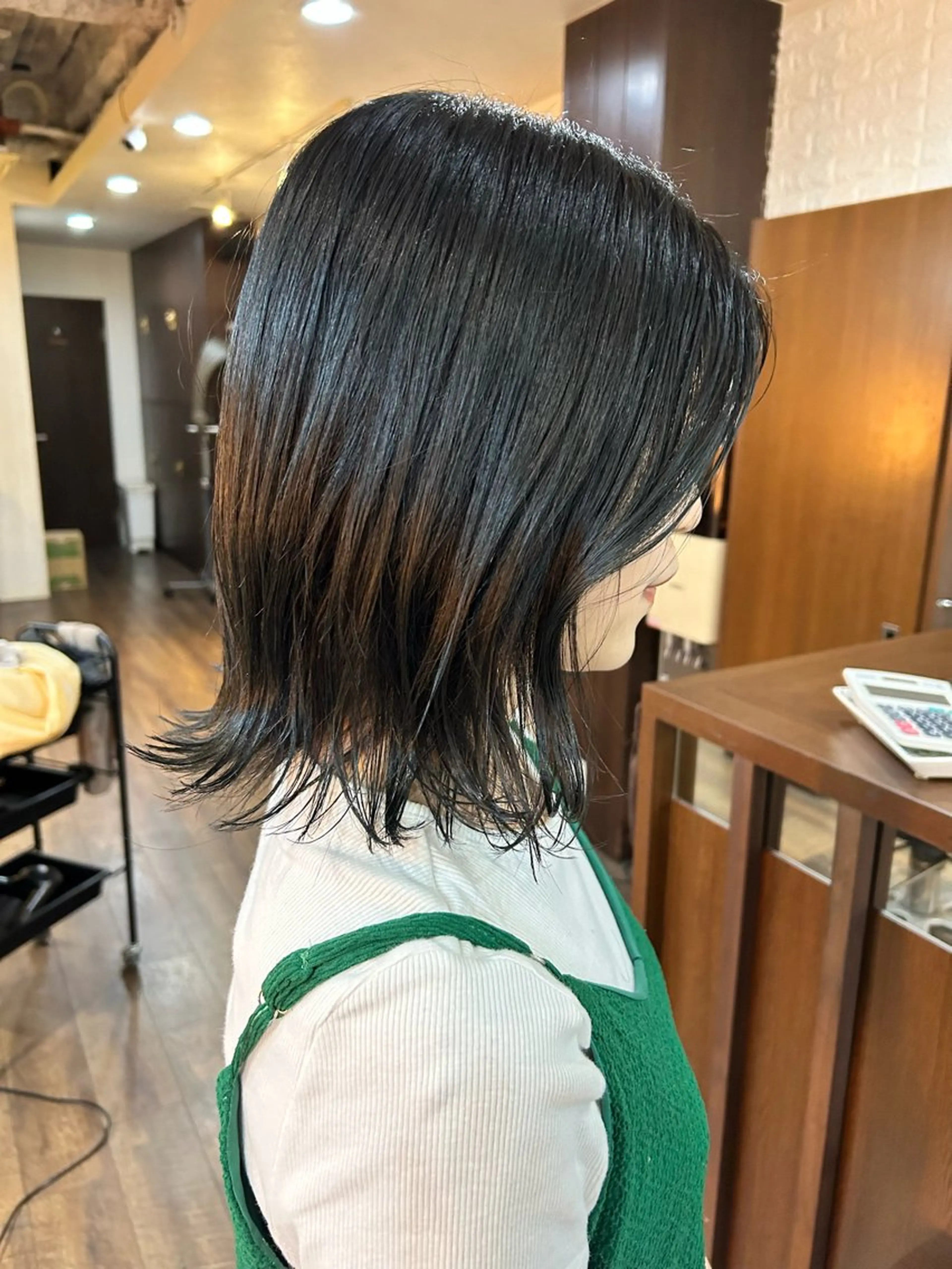 ミディアム トモタニ ミオのヘアスタイル