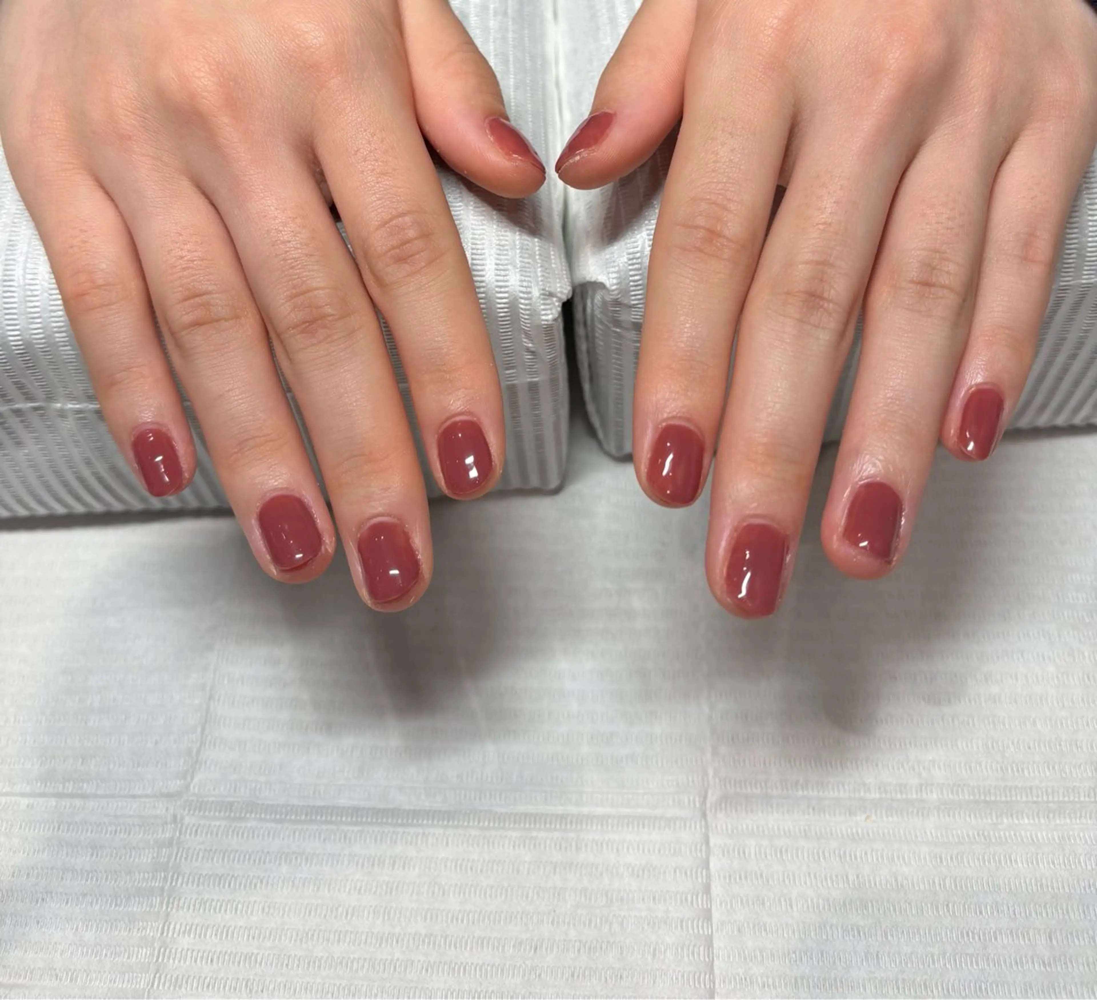 ネイル ブラウン 赤色 ハンドネイル Hijiri 🦋🫧のネイルデザイン