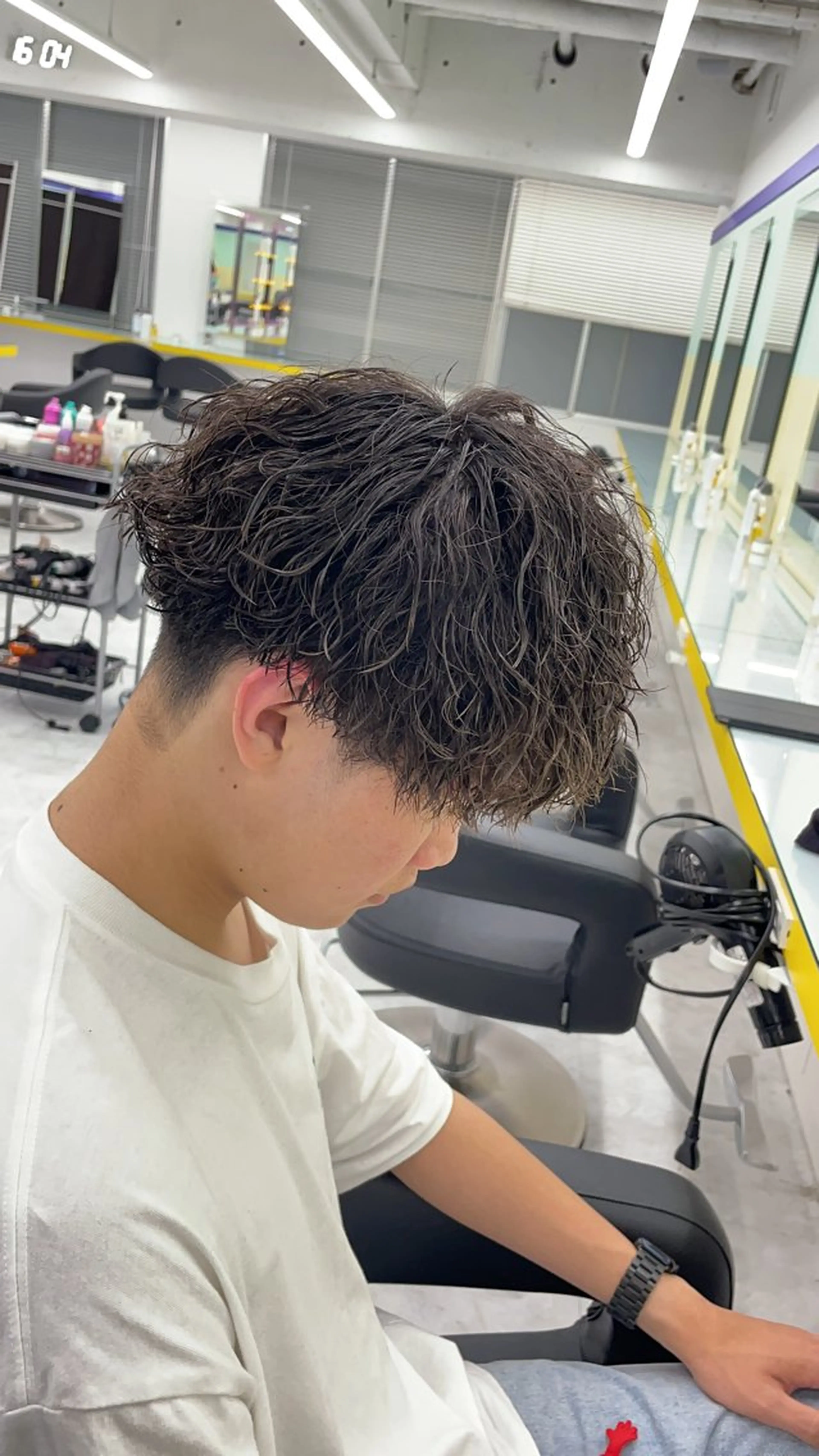 ミディアム パーマ ヘアアレンジ メンズ ミディアムパーマ メンズパーマ 顔まわりカット の達人のヘアスタイル