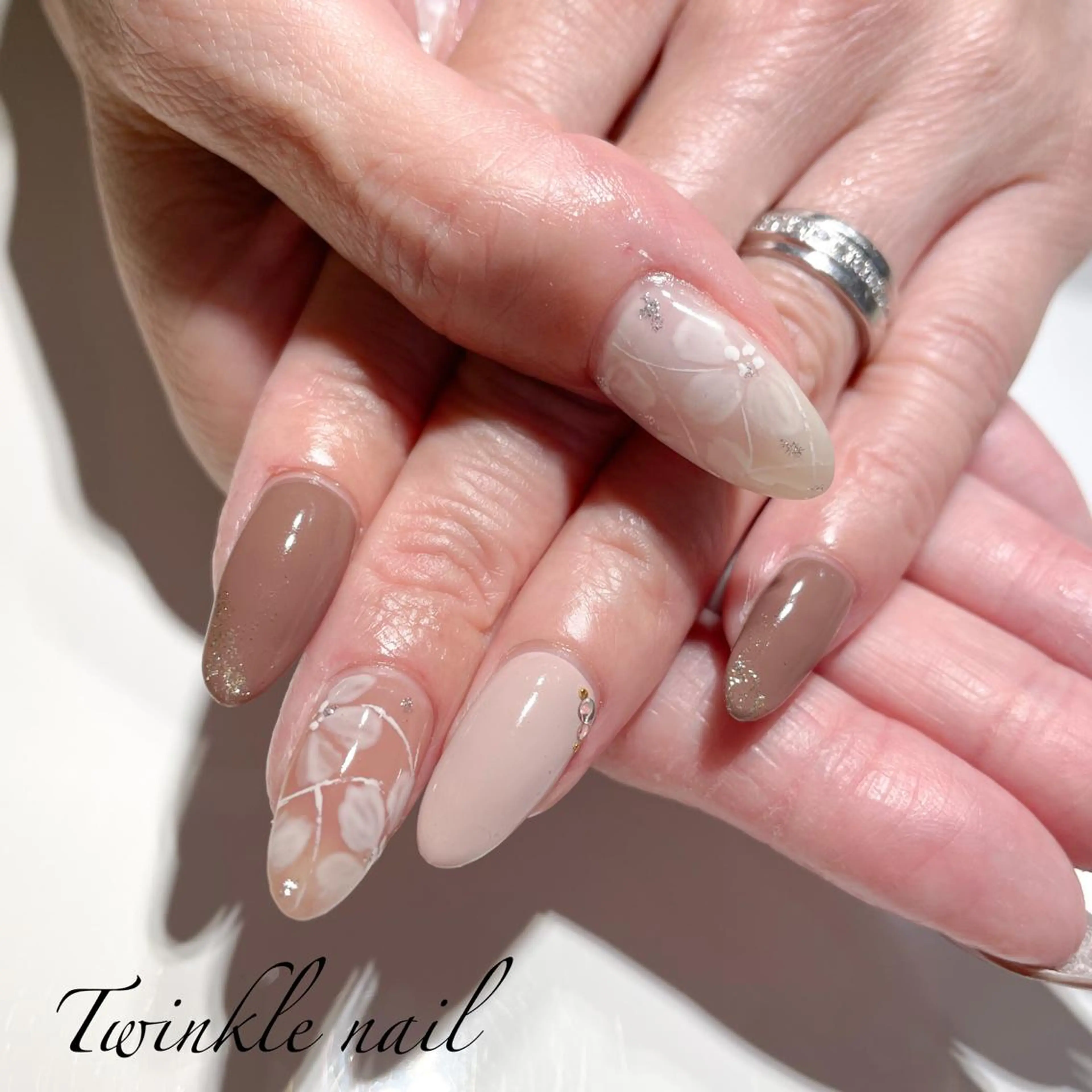 ミディアム ハンドネイル ハンドケア 中井 綾香の眉毛・アイブロウイメージ