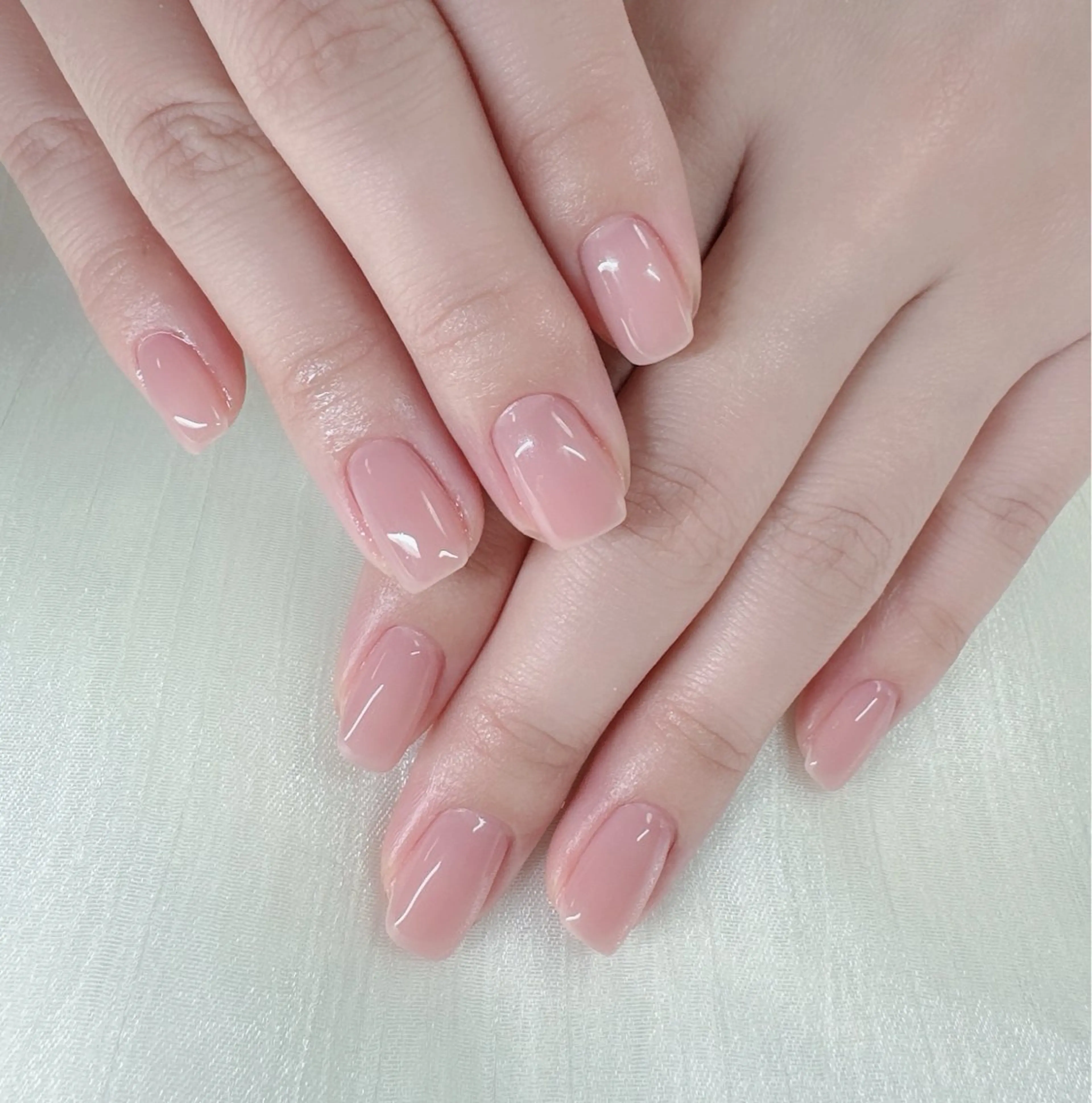 【Hand】500色以上のカラーからあなただけの選べるワンカラー×美フォルムで、シンプルなのに美しい指先の写真