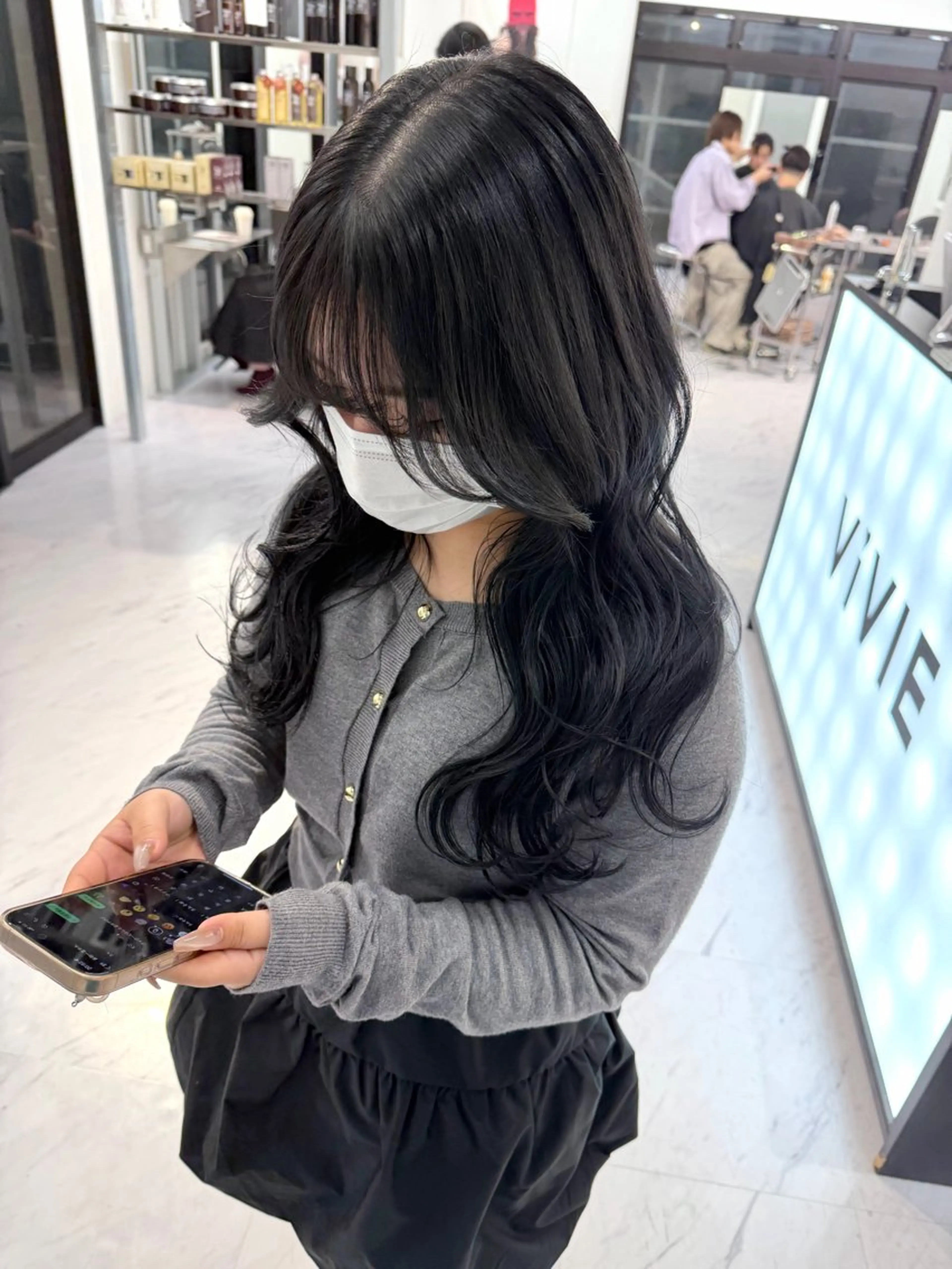 ロング カラー ベージュカラー 黒髪 ブリーチ ブルーカラー ブルーブラック カット ヘアカラー トリートメント TATSUブリーチ/ ミルクティーベージュのヘアスタイル