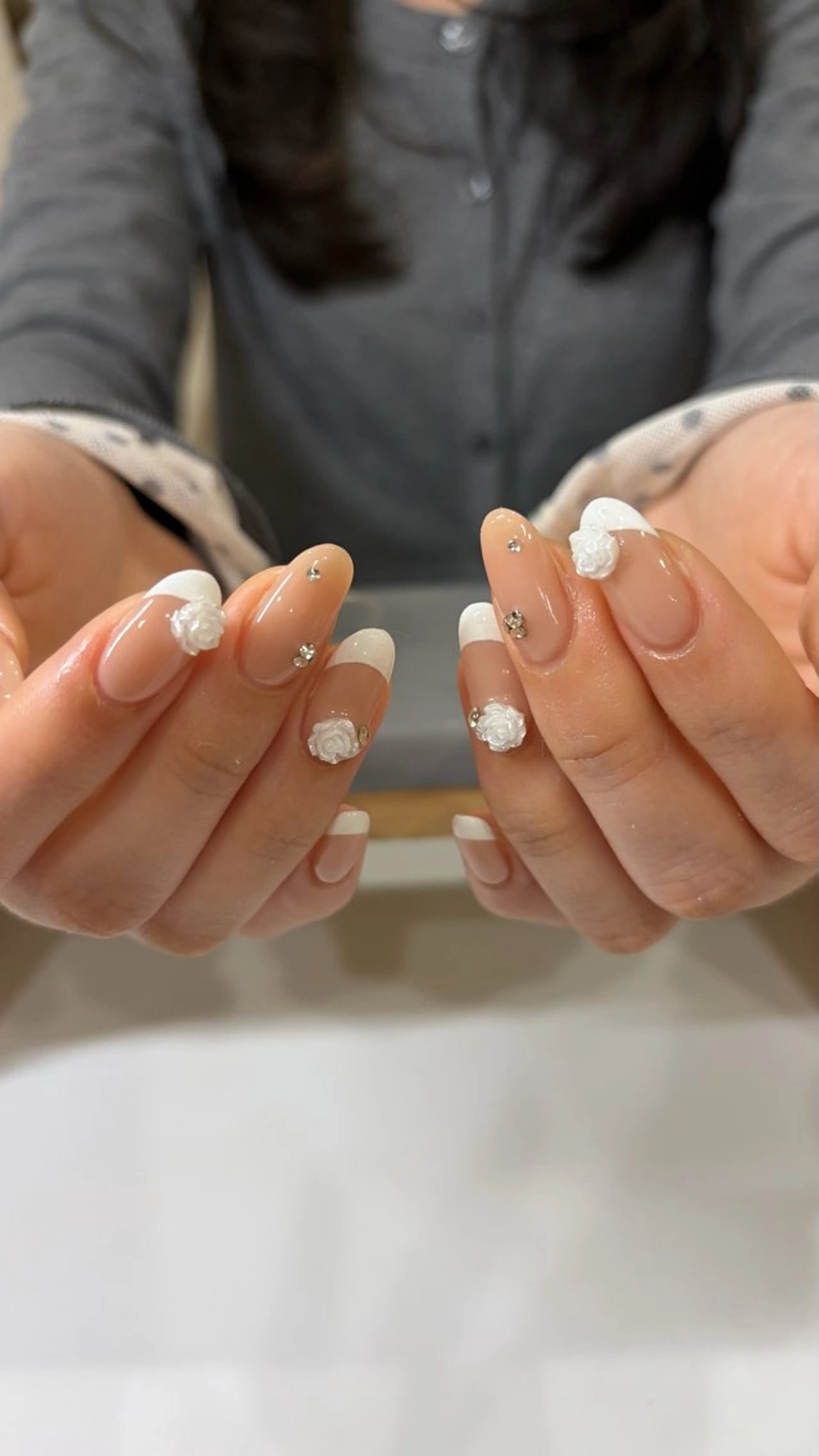 ネイル ハンドネイル 𝑟𝑖𝑠𝑎 🕯‎🤍のネイルデザイン