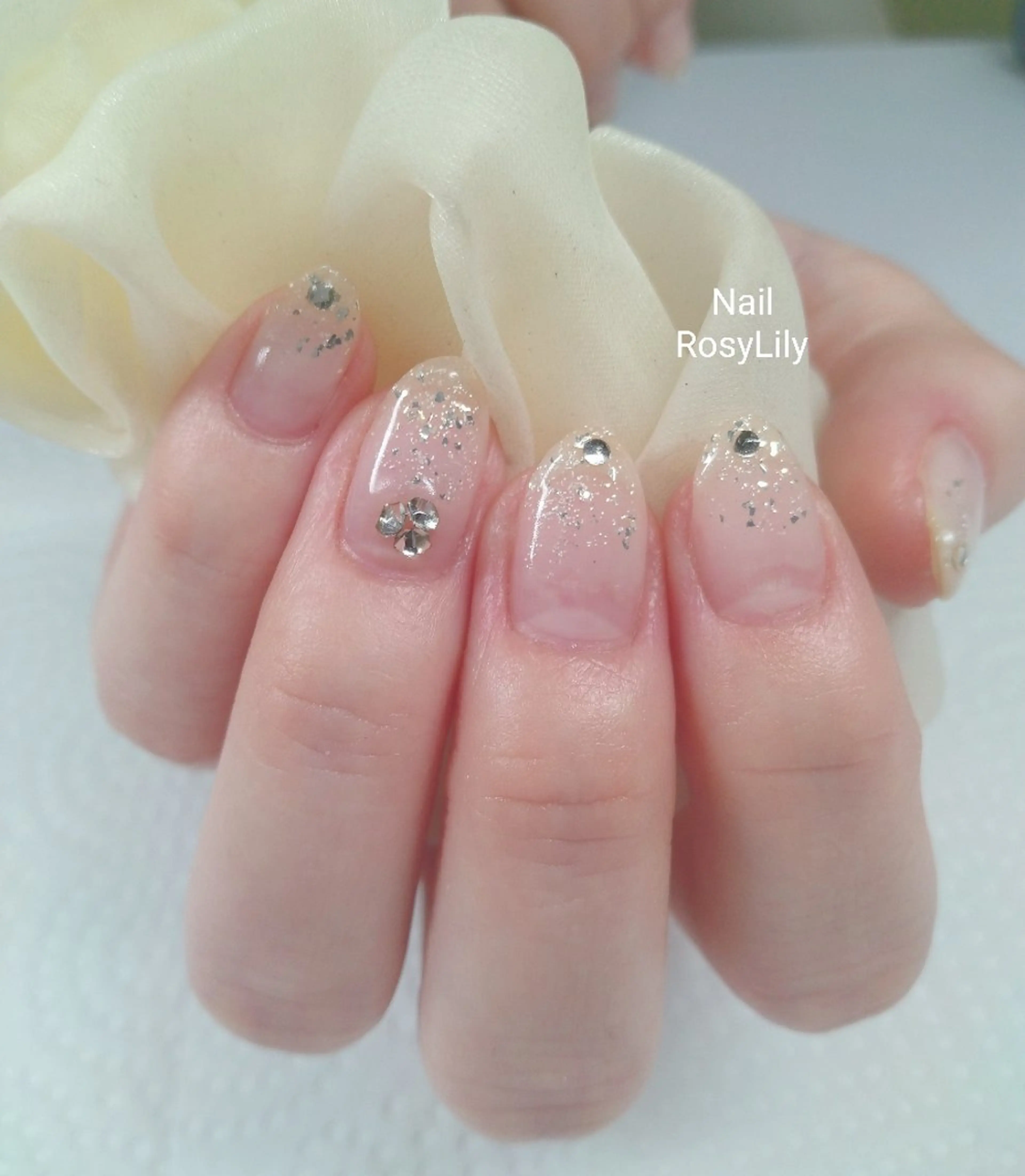ネイル グラデーション ラメ(グリッター) ラメグラデーション ストーンネイル ホワイト ハンドネイル ハンドケア プライベートサロン RosyLily所属・プライベートサロン Rosy Lilyのネイルデザイン