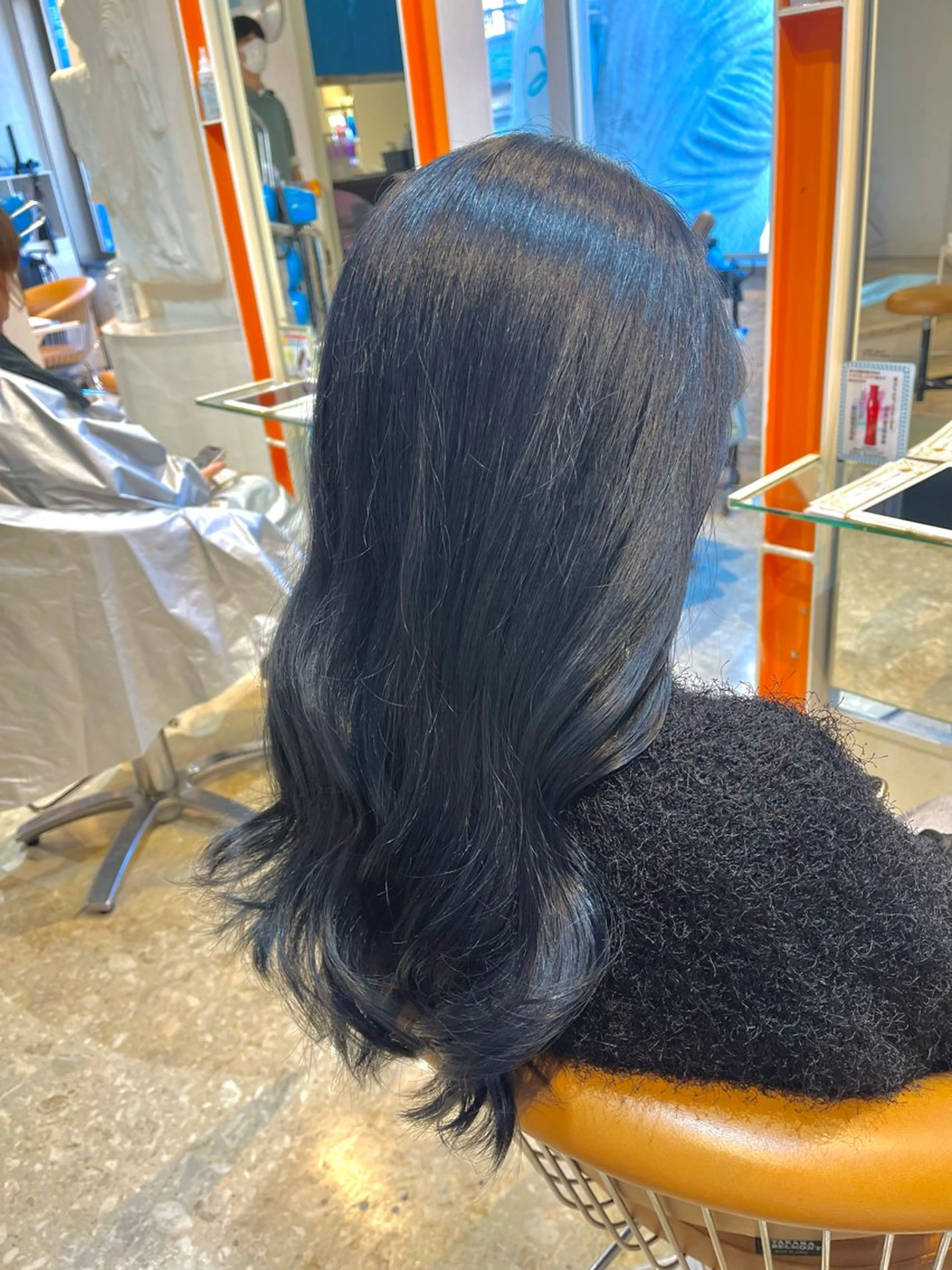 セミロング ヘアカラー うしだ かおるのヘアスタイル