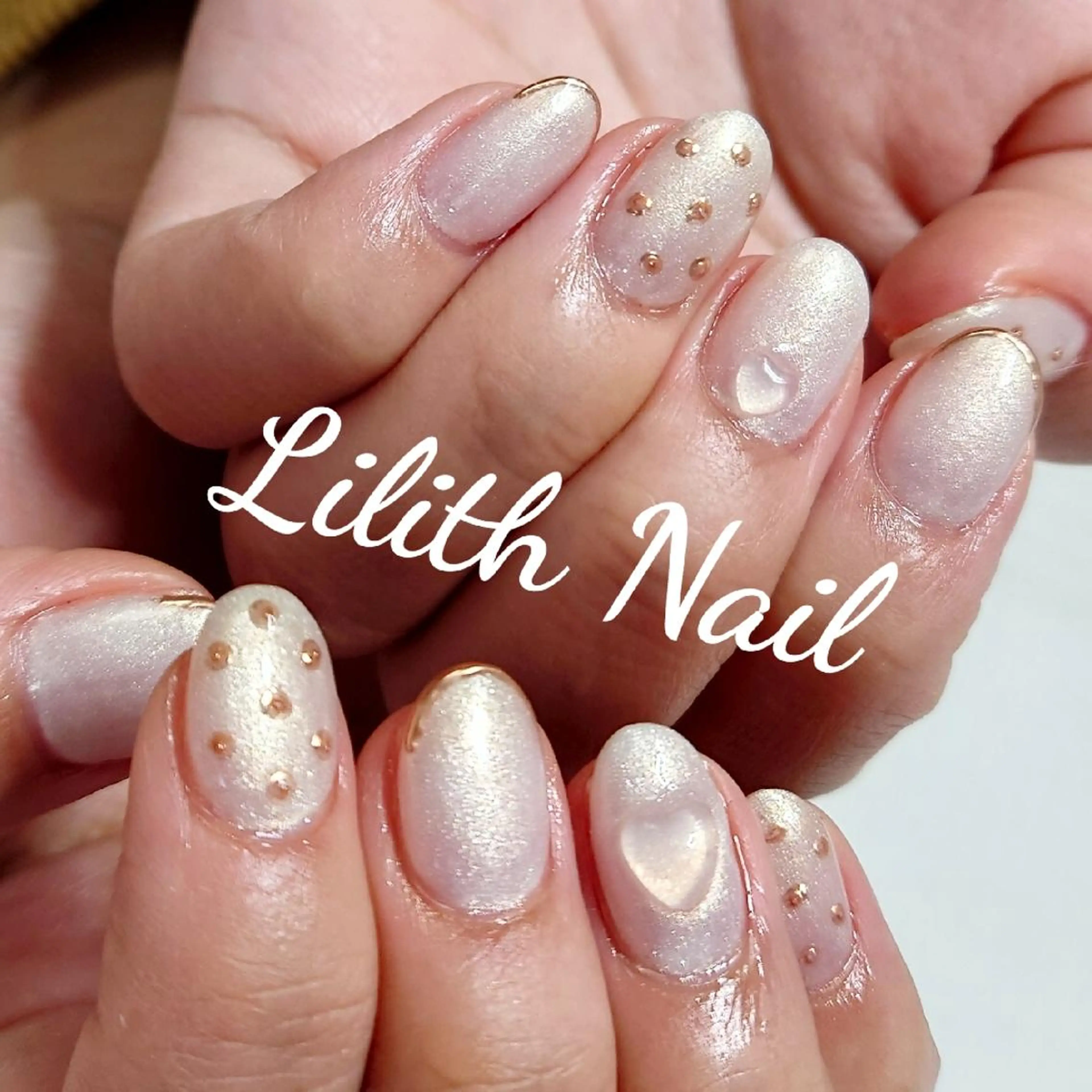 ネイル ゴールド ハート ミラーネイル 持ち込み 冬ネイル ハンドネイル Lilith Nailのネイルデザイン