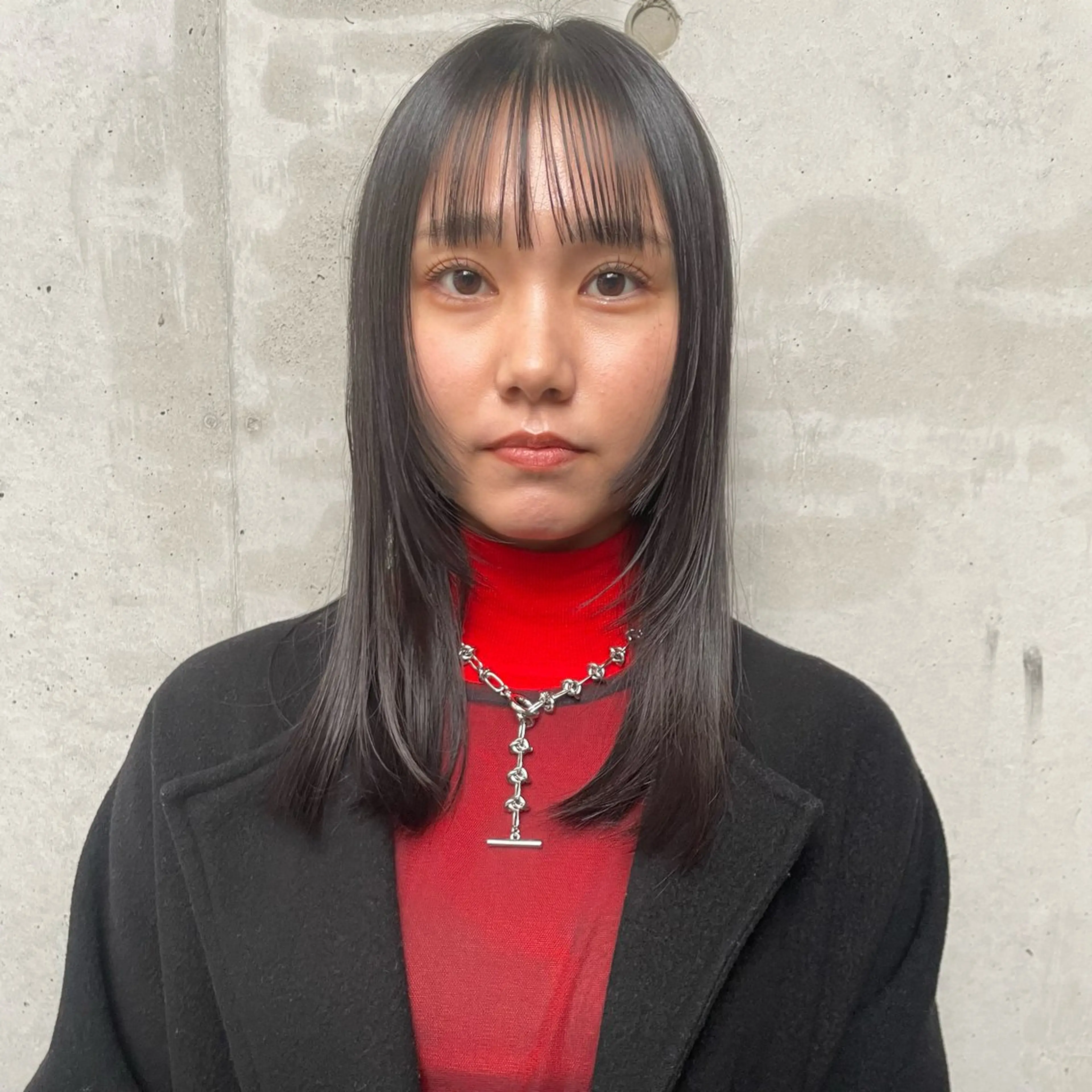 ミディアム カラー ホリケ アオイのヘアスタイル