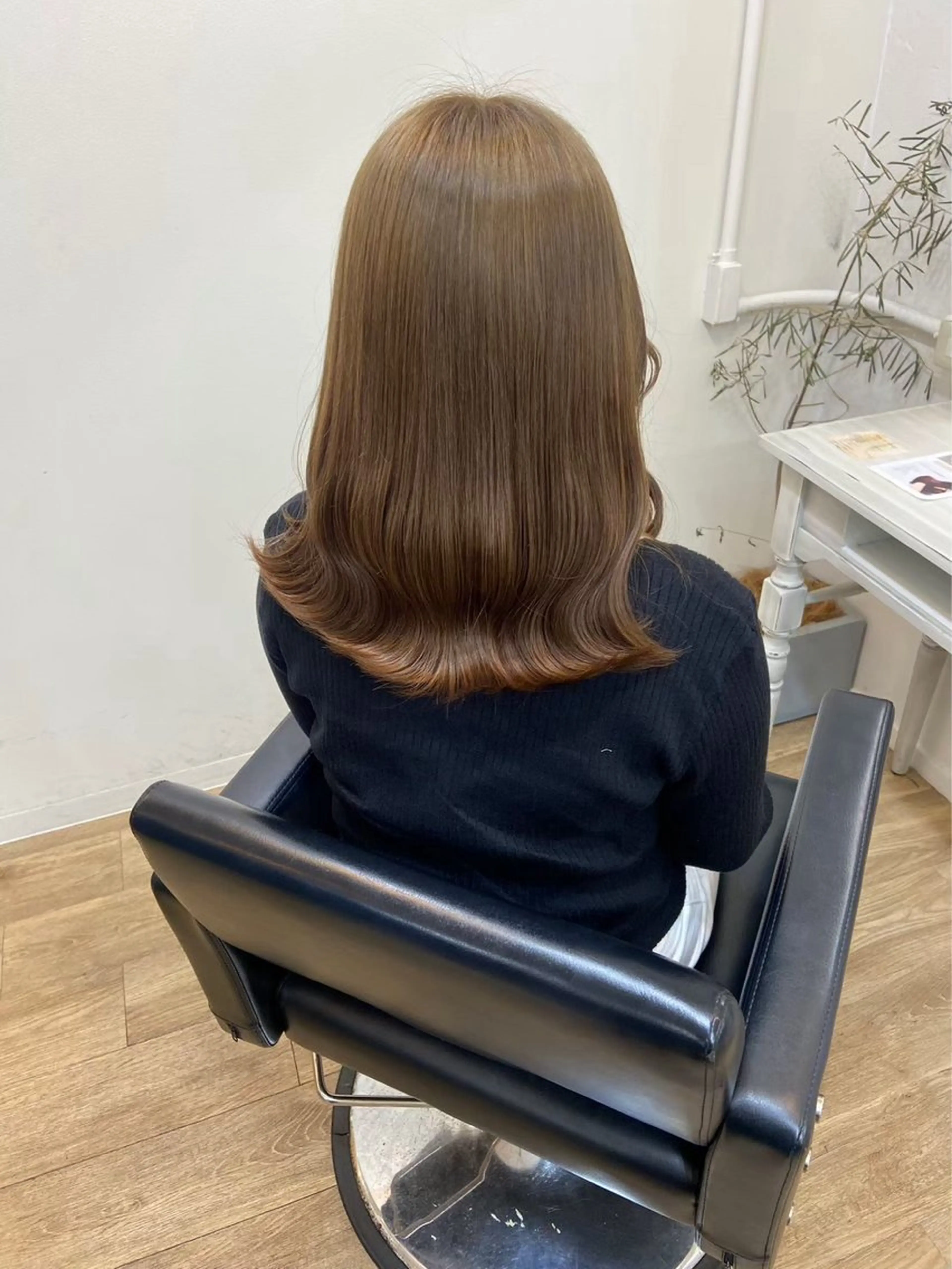 ミディアム シオン/艶髪/ グレージュカラーのヘアスタイル