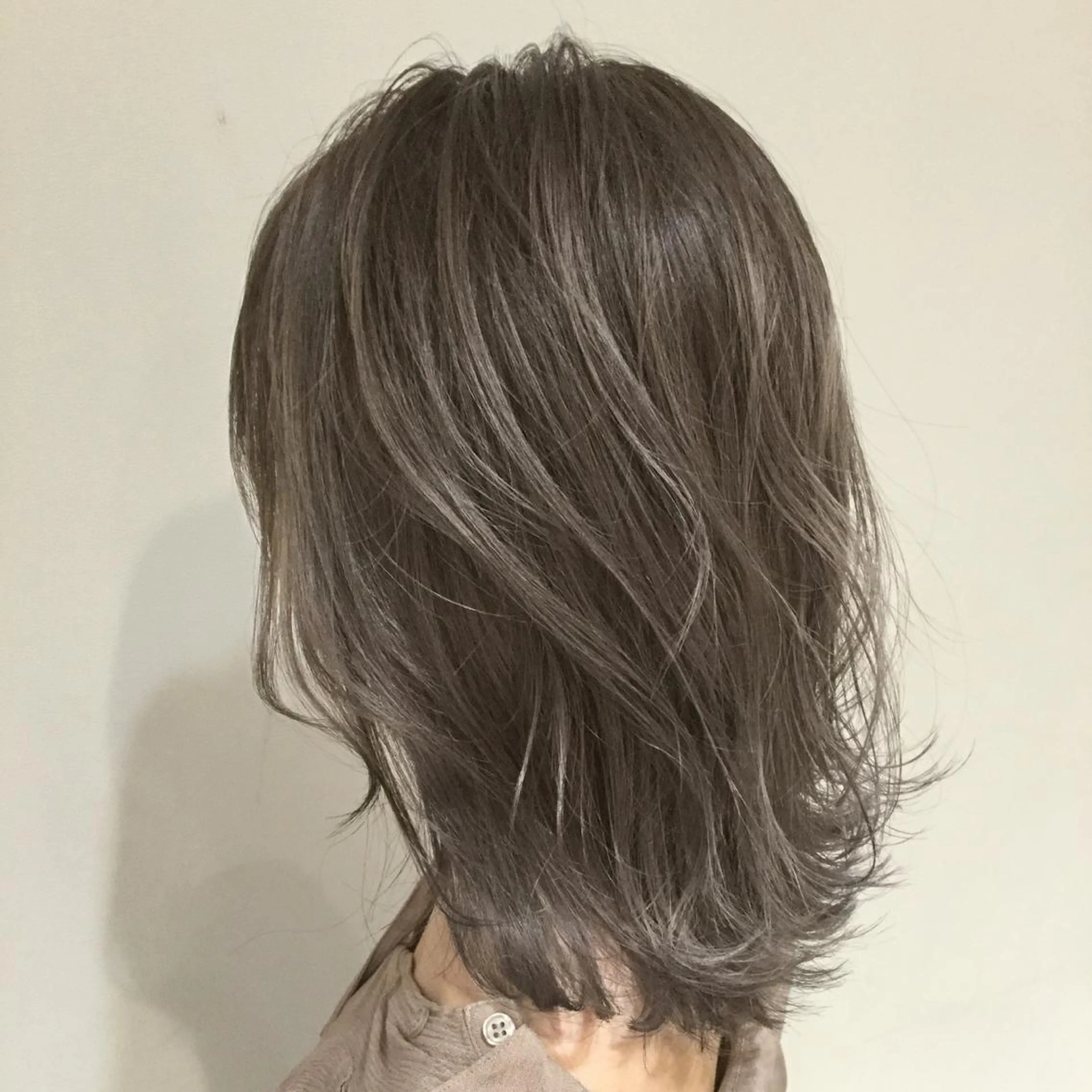 ミディアム カラー アッシュ アッシュグレー アッシュグレージュ バレイヤージュ ミストバング AMI Hair  supply所属・髪質改善カラー 韓国風レイヤーのヘアスタイル