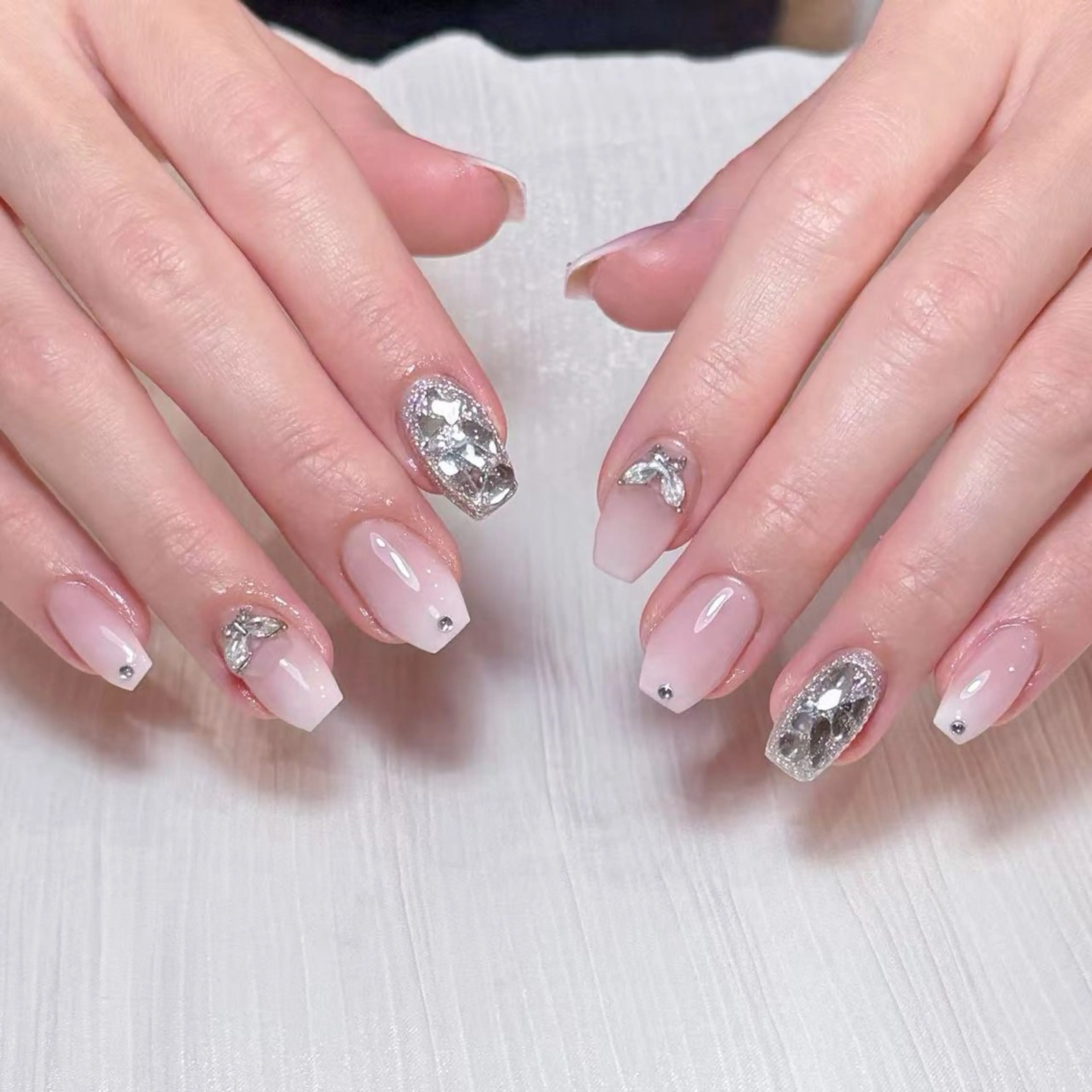 12月⭐️オフ無料⭐️🎀HAND🎀シンプルネイル⭐️ストーン&ホロ&シール⭐️の写真