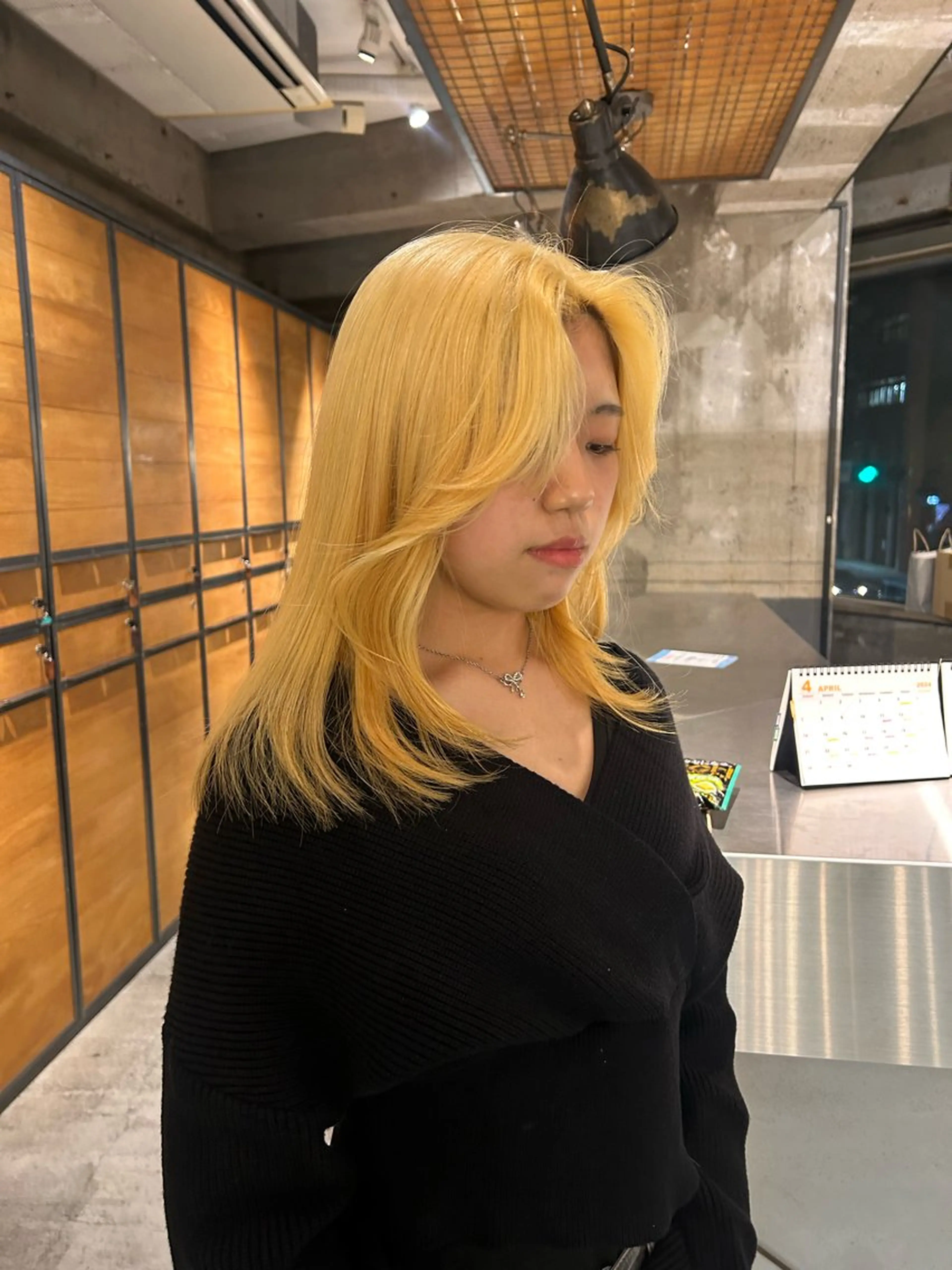 セミロング カラー ブリーチ 抜きっぱなしブロンド ブロンド ダブルカラー ヘアカラー keen 立川のヘアスタイル