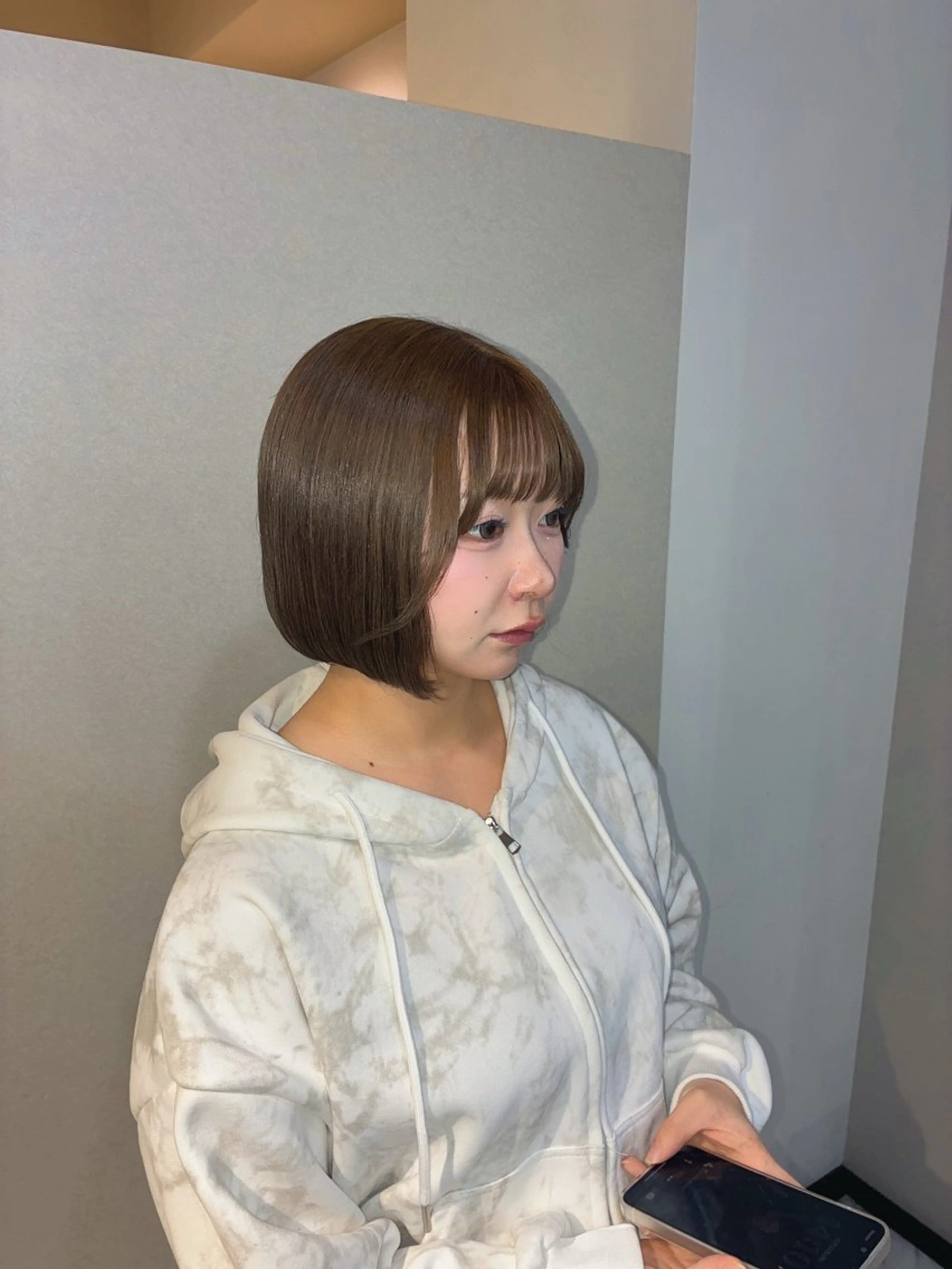 ミディアム カラー ベージュカラー ブリーチ ミルクティーベージュ ボブ ハナダ メイのヘアスタイル