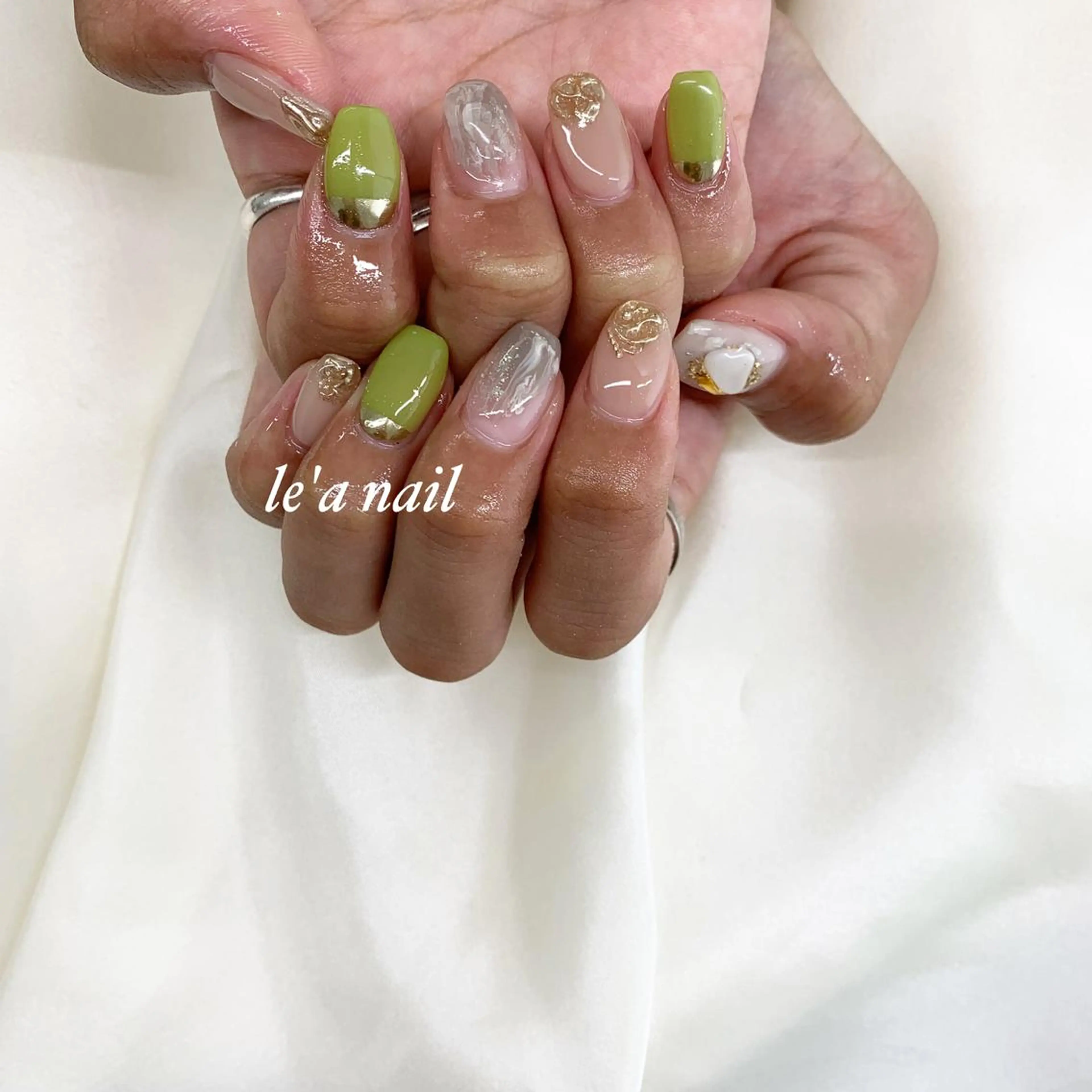 ネイル ミラーネイル ニュアンスネイル ピスタチオネイル pu muのネイルデザイン