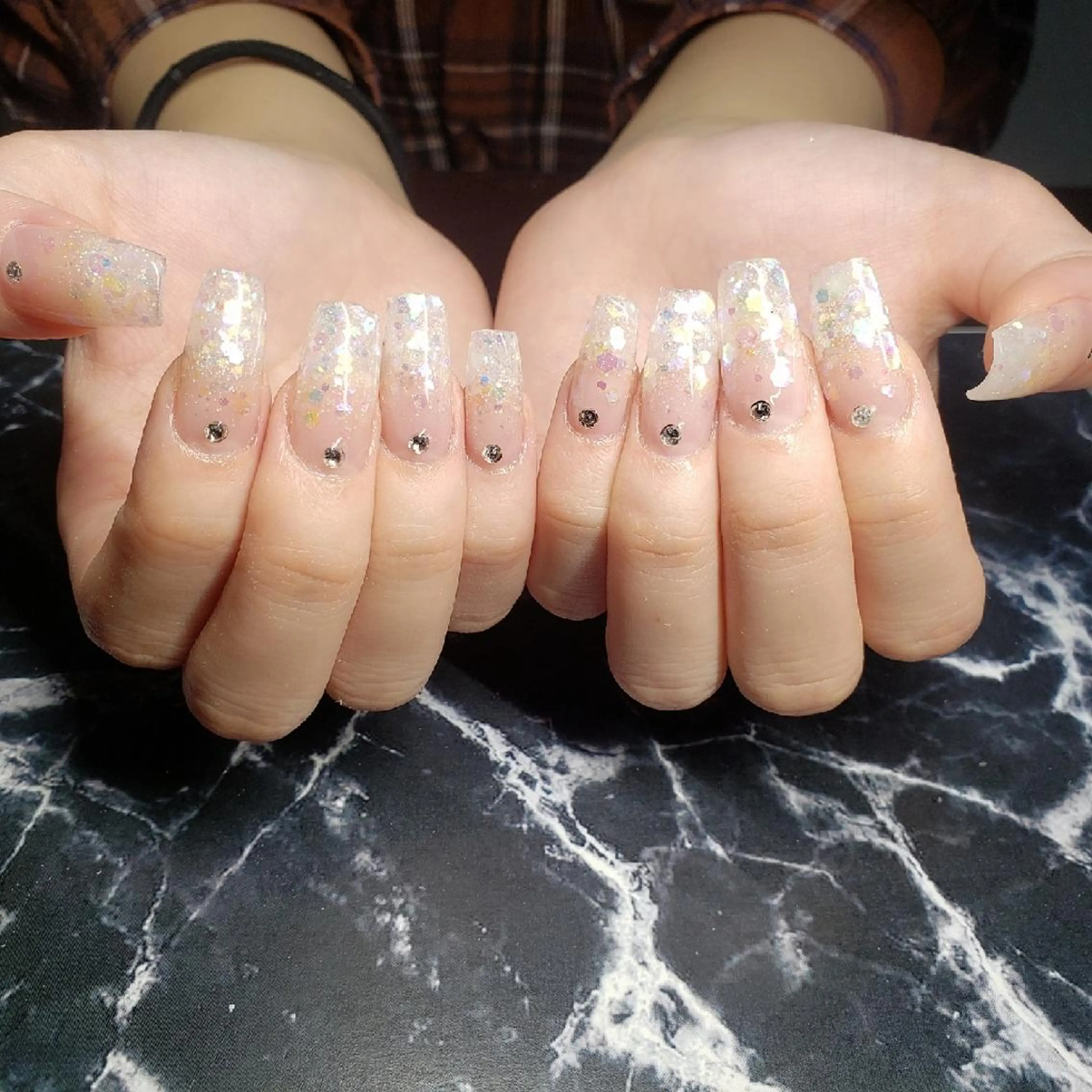 ミディアム ネイル ストーンネイル ハンドネイル クロキ 。のネイルデザイン