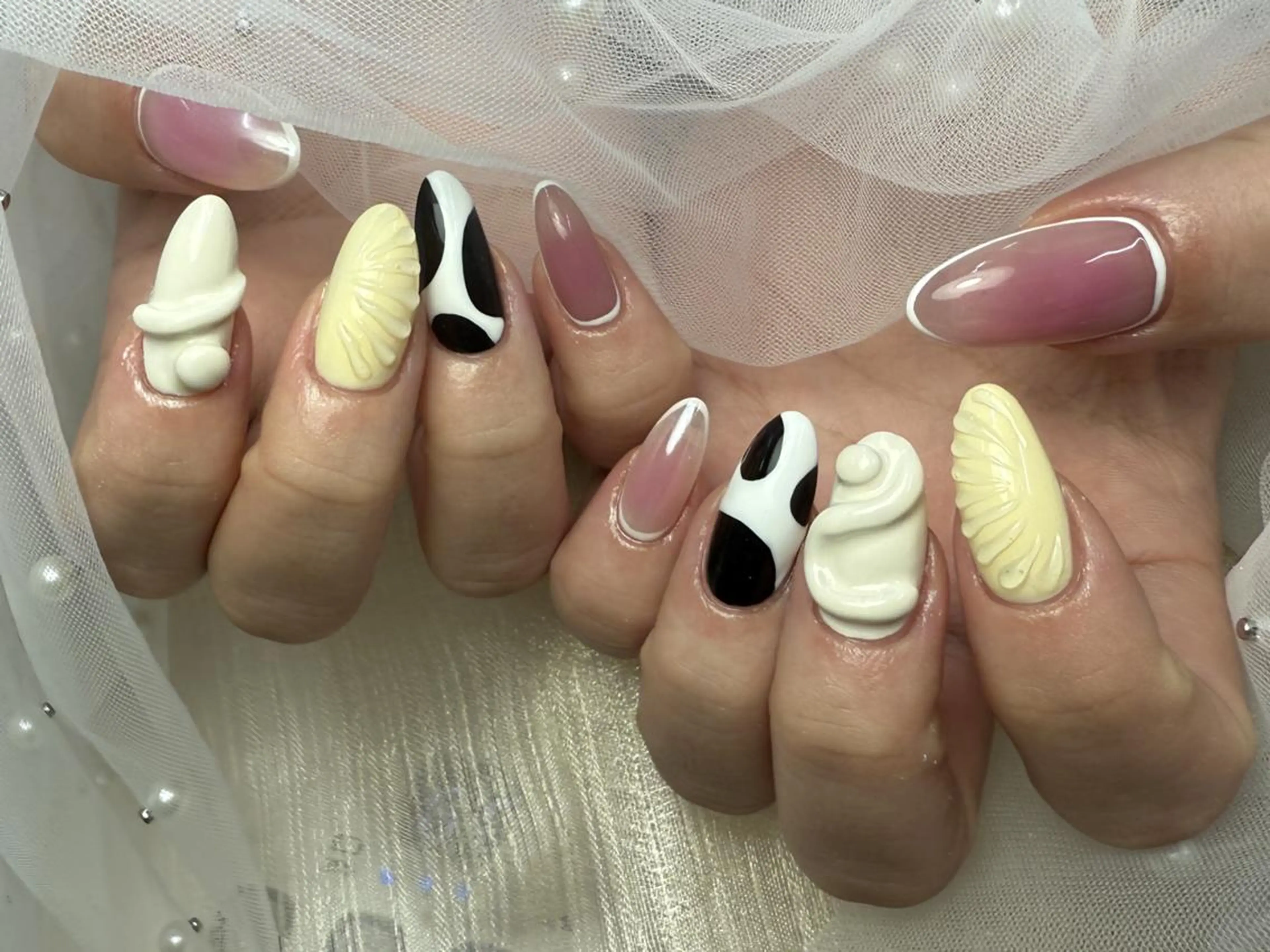ネイル アートネイル グラデーション ホワイト 黄色 ハンドネイル ToliyDeliy Nail Salonのネイルデザイン