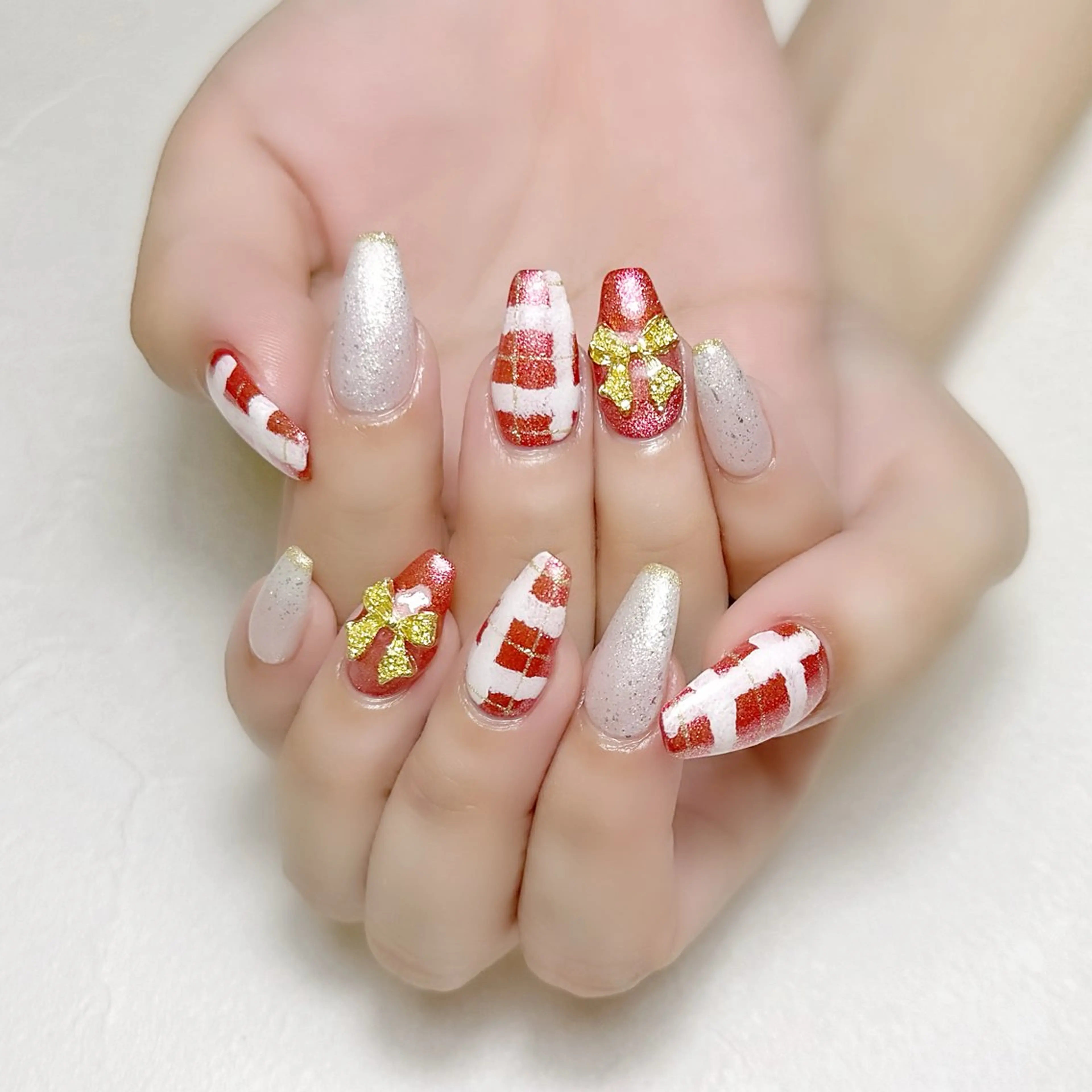 ネイル キラキラネイル 赤色 リボン 冬ネイル クリスマス rouse nail RISATOのネイルデザイン