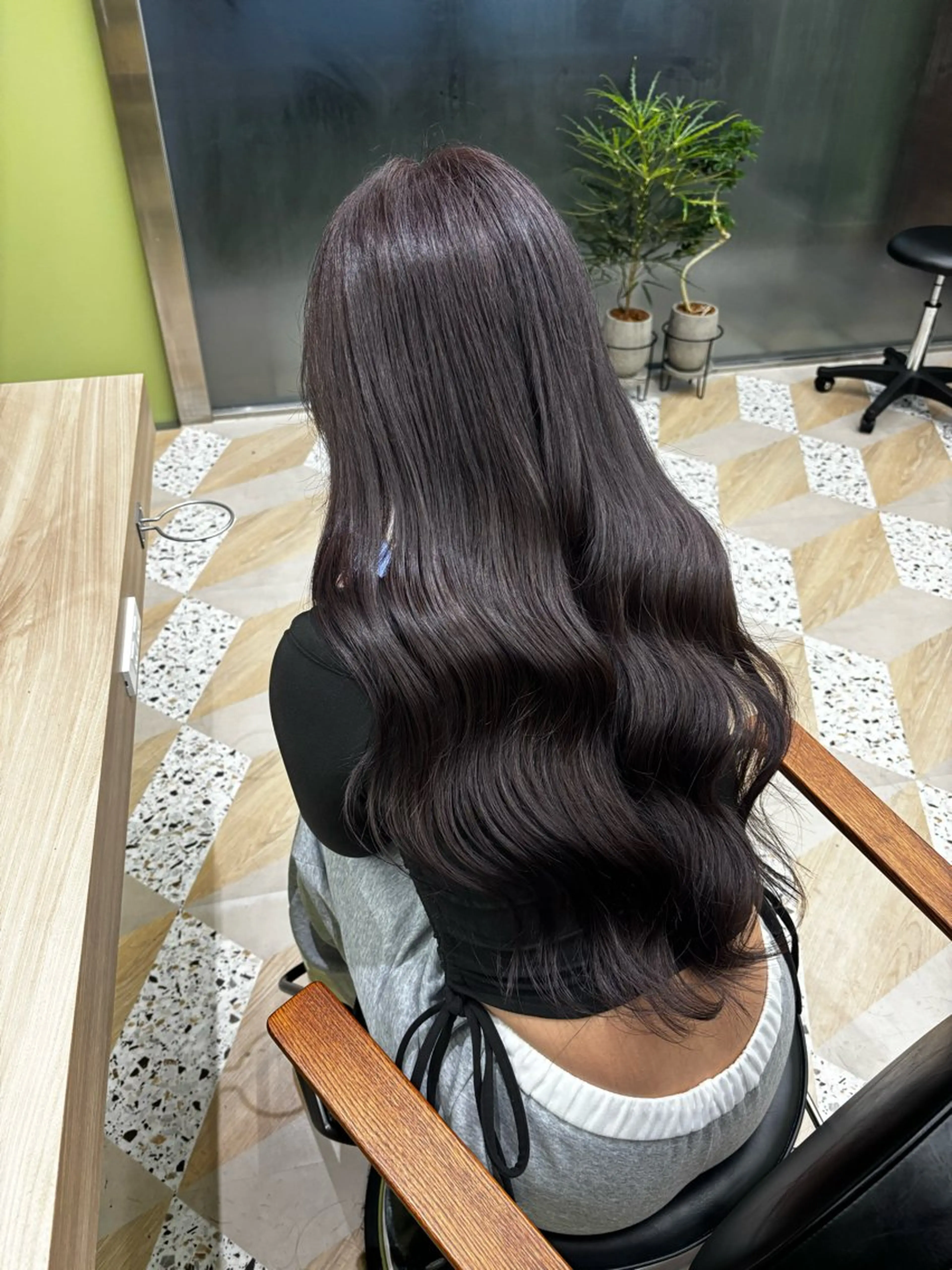 ロング ヘアカラー トリートメント シオン/艶髪/ グレージュカラーのヘアスタイル