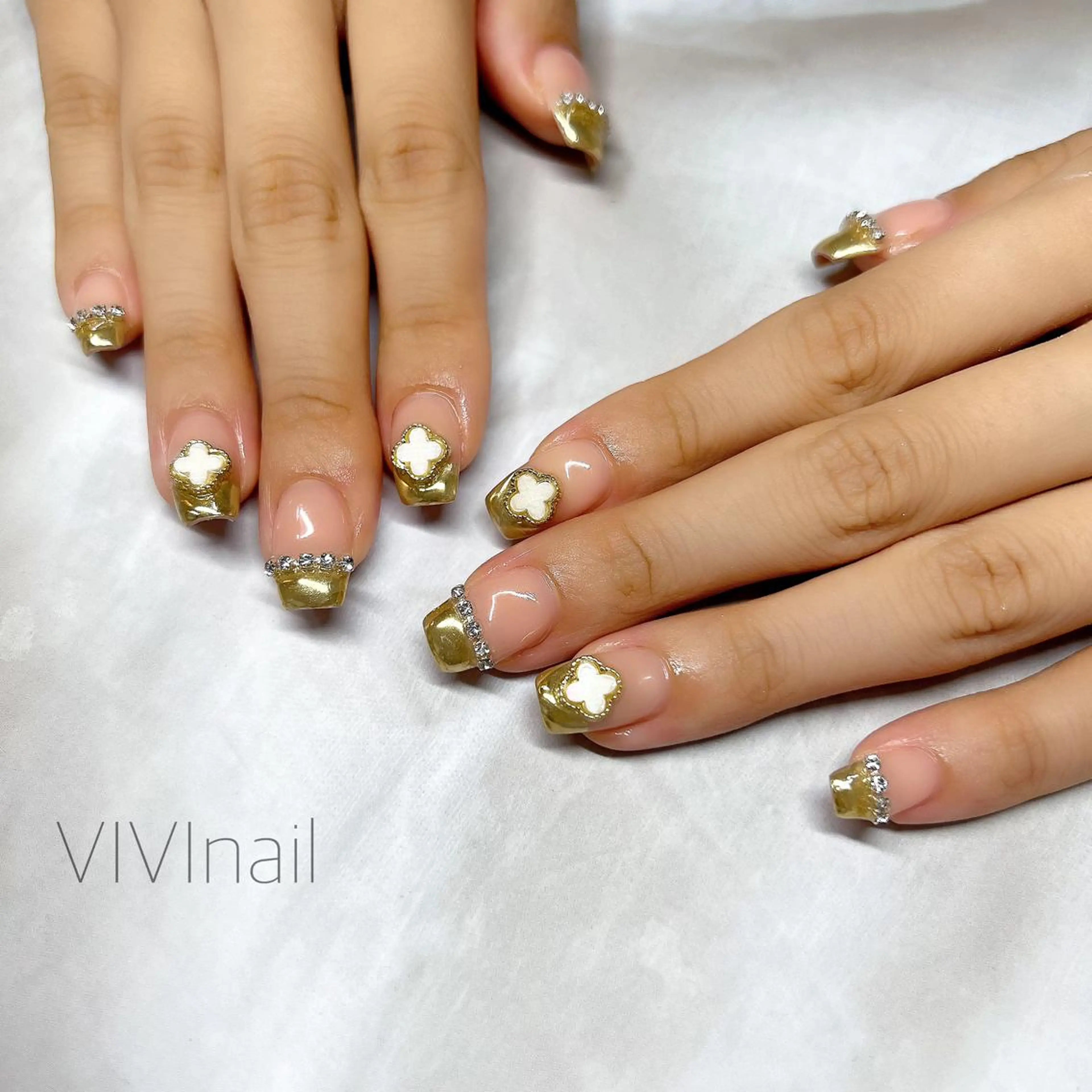 ネイル フレンチネイル ゴールド ミラーネイル ハンドネイル vivi nailのネイルデザイン