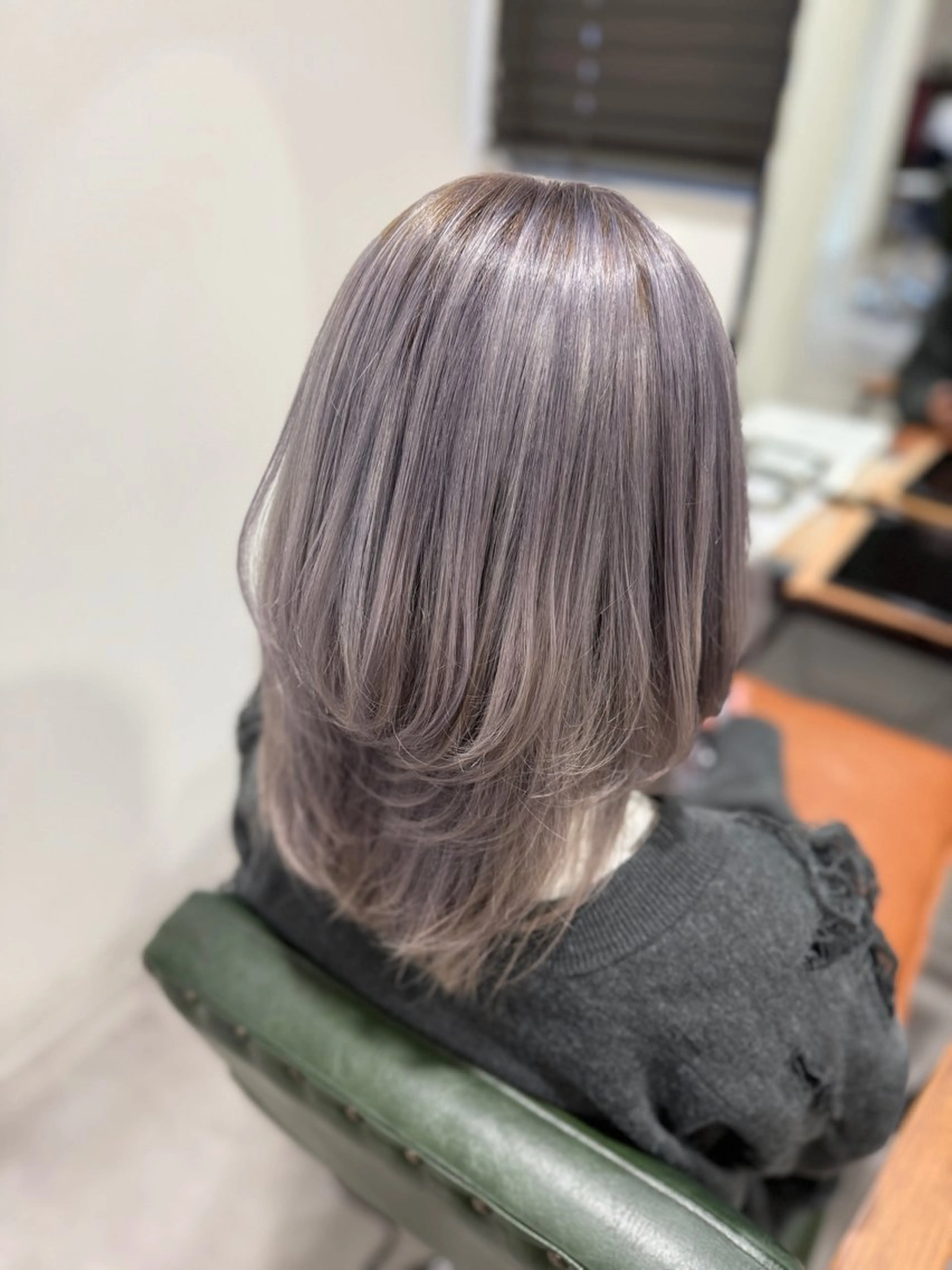 カラー ブリーチ シルバー ヘアカラー オリーブ🫒レイヤー /平尾/りの‎🤍のヘアスタイル