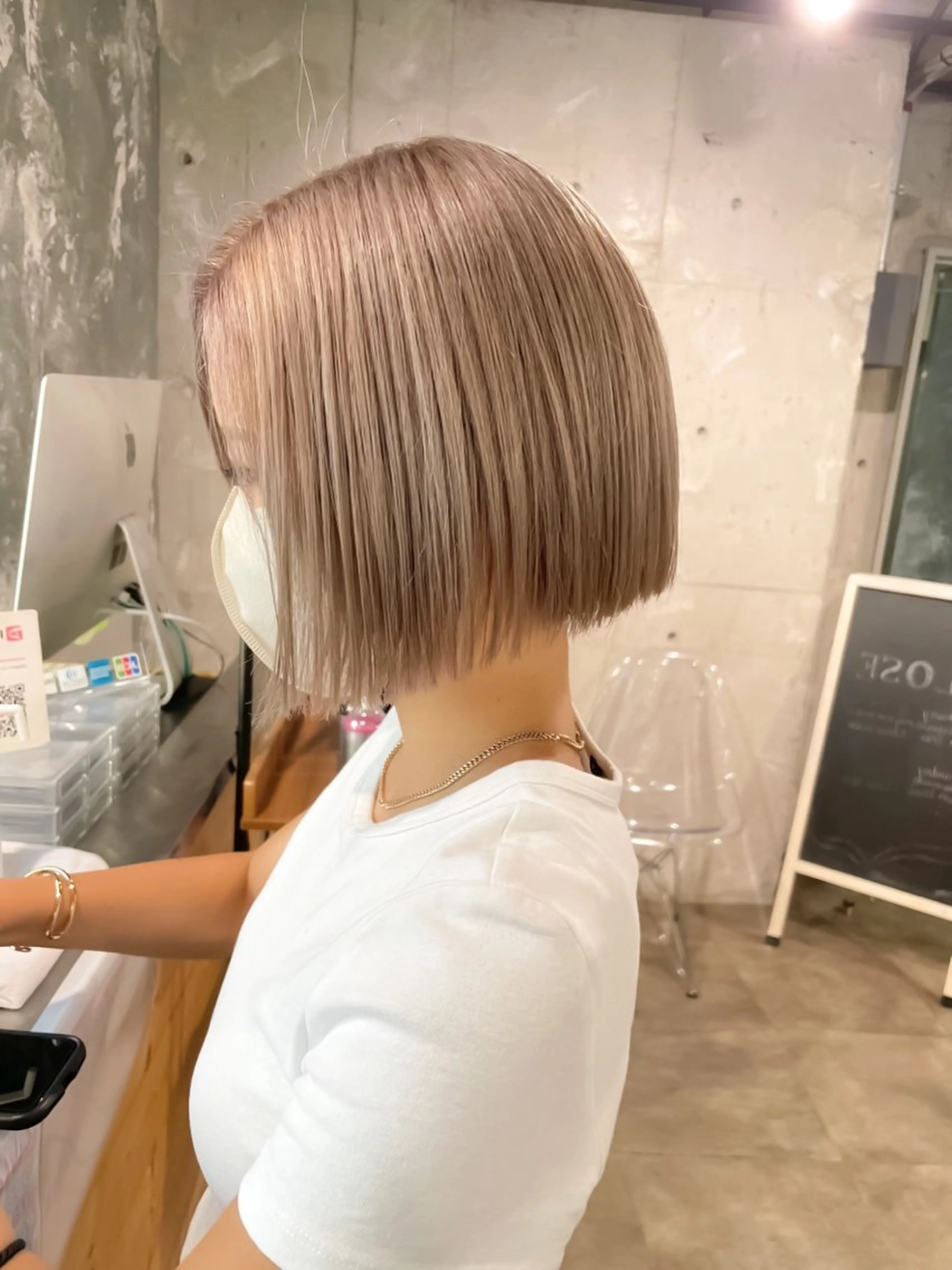 ショート カラー パーマ ヘアアレンジ メンズ 切りっぱなしボブ 前下がりボブ ベージュカラー ミルクティーベージュ ボブ 僕なら縮毛矯正してて もブリーチできますのヘアスタイル