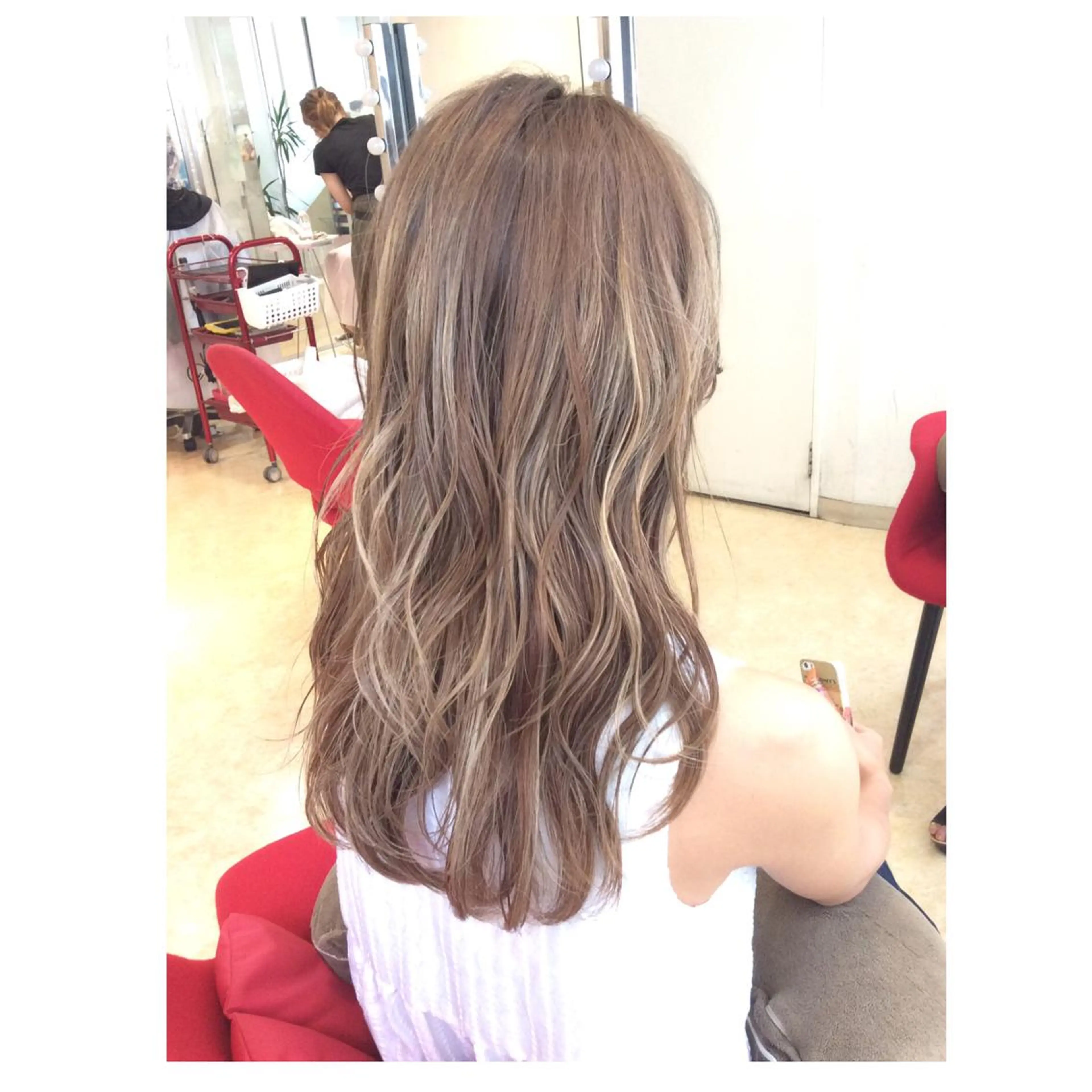 セミロング ロング カラー ハイライトカラー ハイライト TOMOYAレイヤー ブリーチ縮毛矯正のヘアスタイル