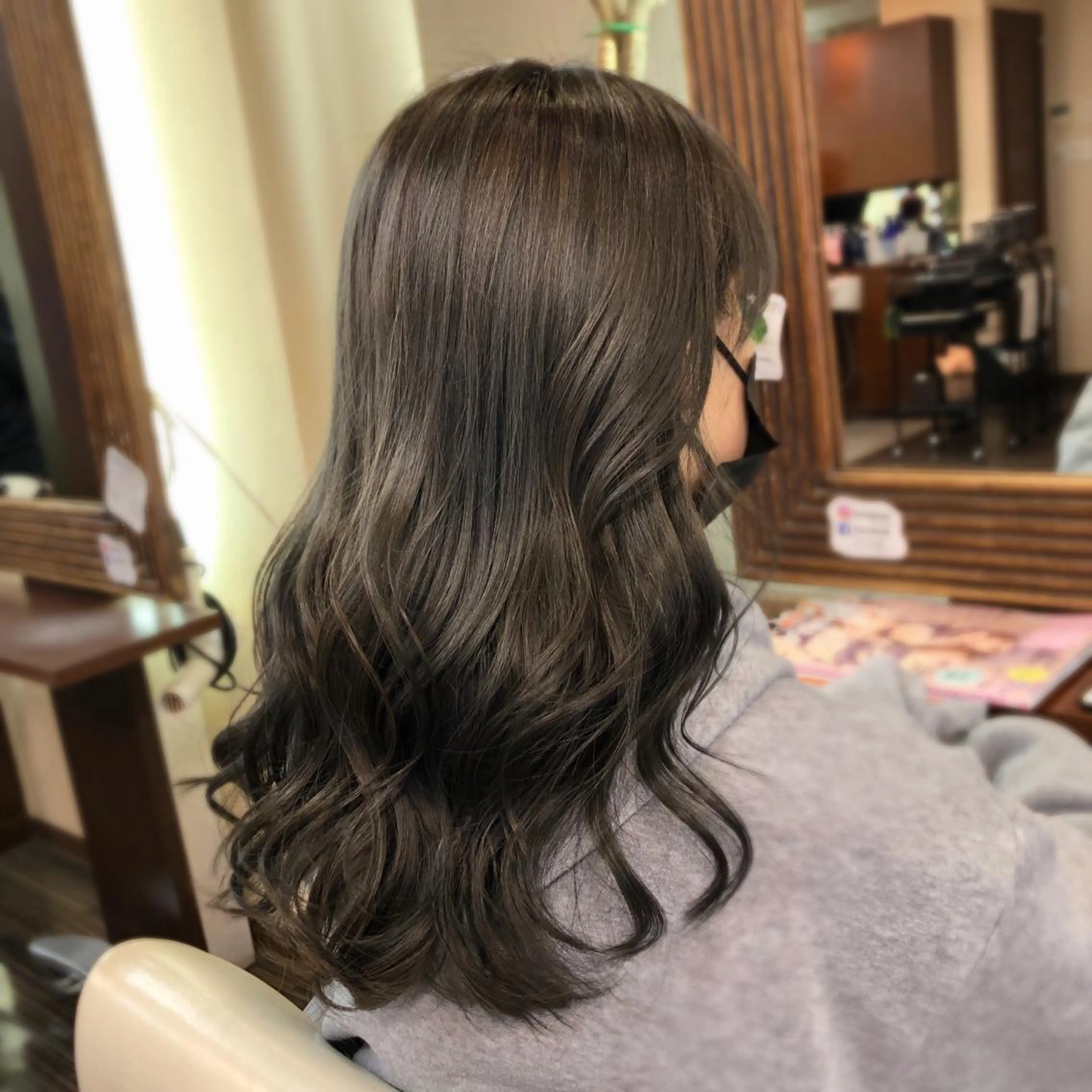 セミロング カラー ヘアカラー トリートメント 山崎 絵莉香のヘアスタイル