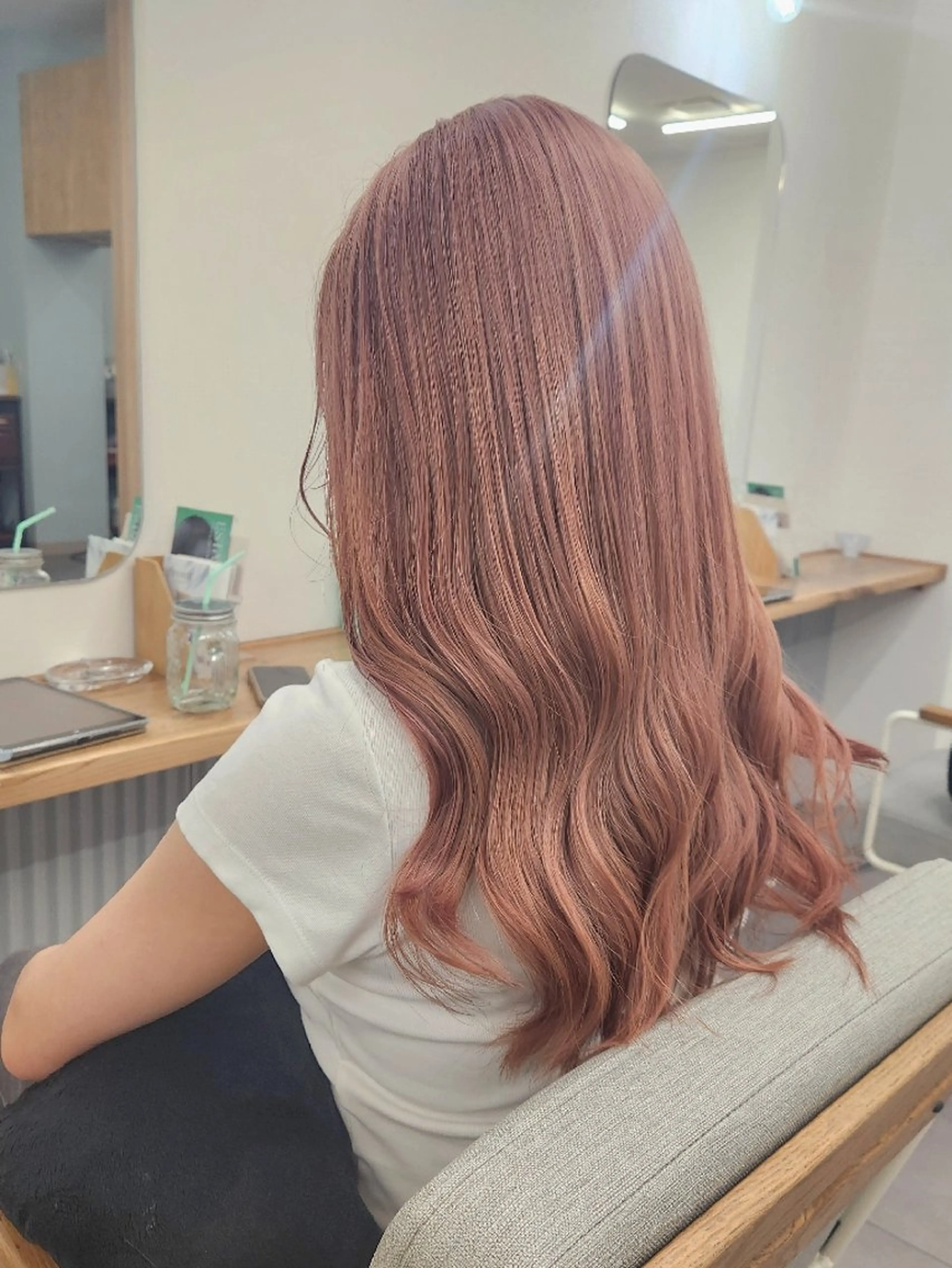 ロング カラー ベージュカラー ブリーチ ピンクカラー ピンクベージュ ヘアカラー トリートメント Era Hatsuneのヘアスタイル