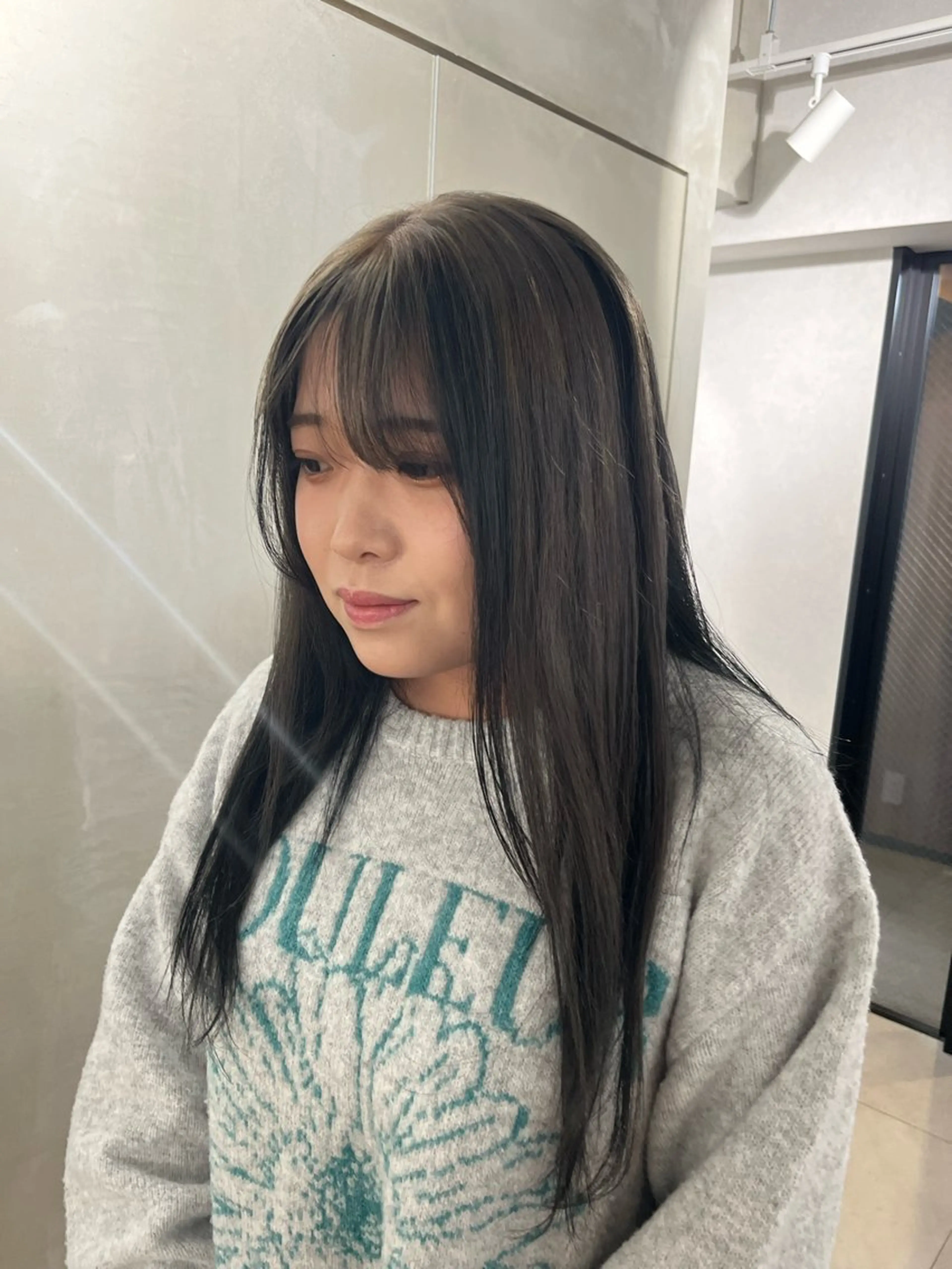 セミロング カラー ベージュカラー 黒髪 グレーブラック シルバー シルバーベージュ anon Loemのヘアスタイル