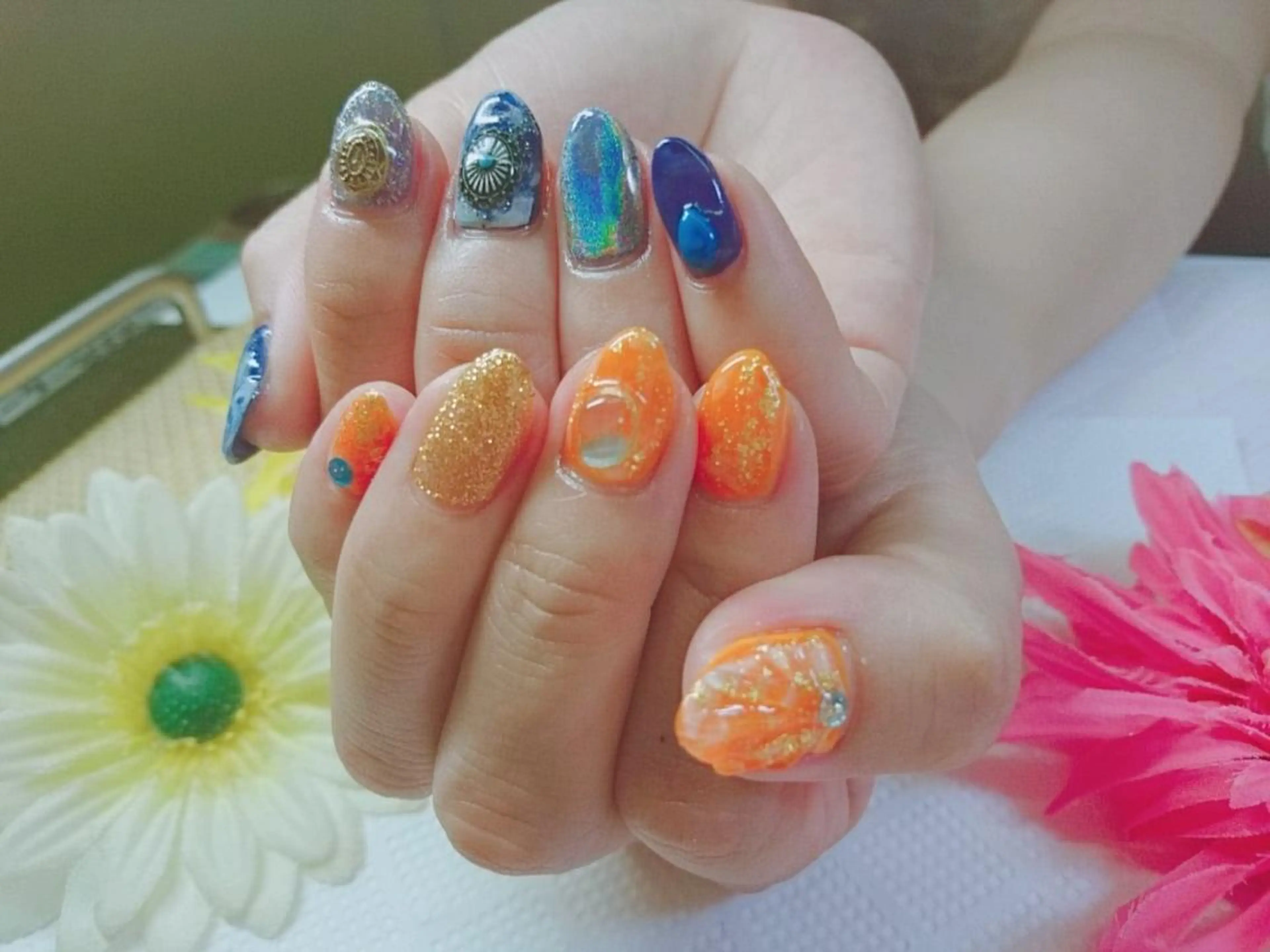 ネイル ブルー オレンジ ハンドネイル ハンドケア プライベートサロン RosyLily所属・プライベートサロン Rosy Lilyのネイルデザイン