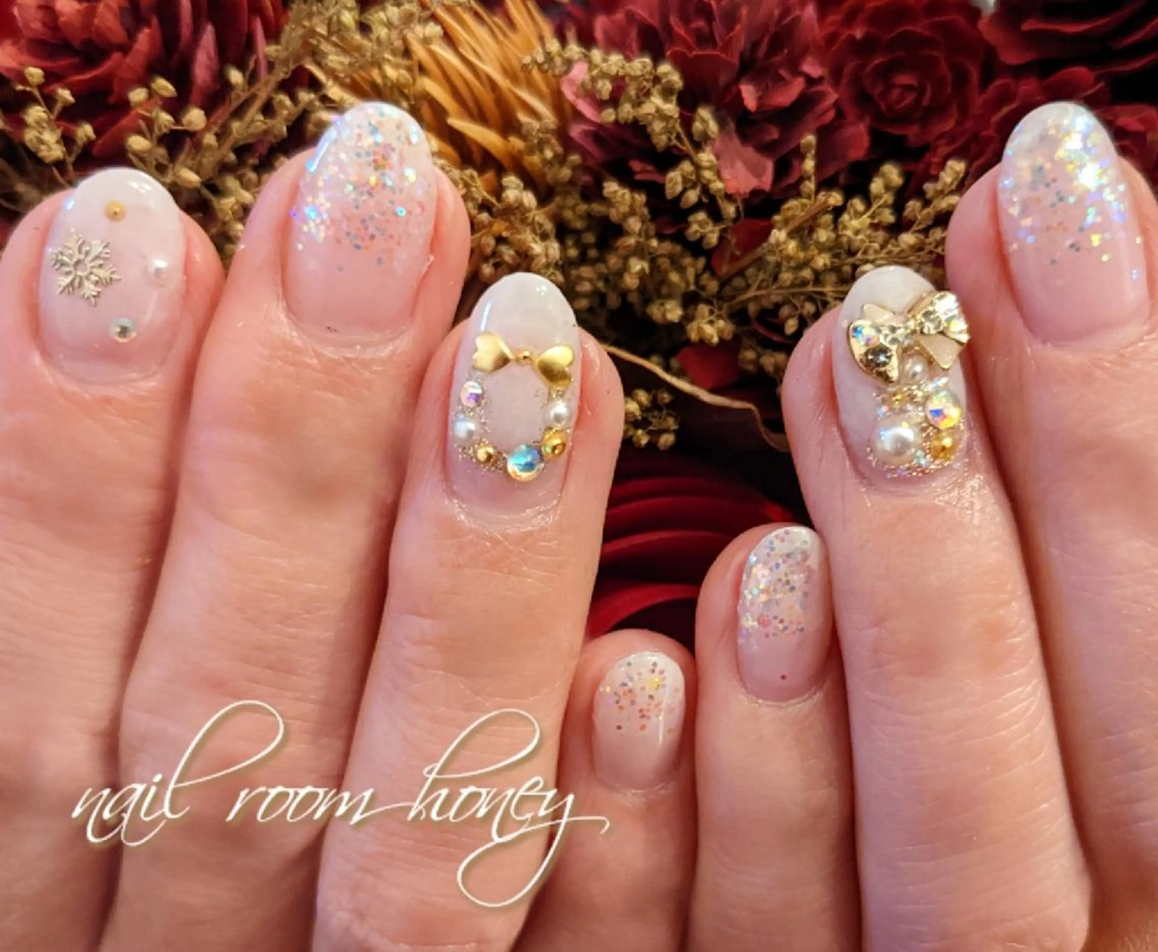 ネイル アートネイル グラデーション キラキラネイル リボン ホワイト nail room  honeyのネイルデザイン