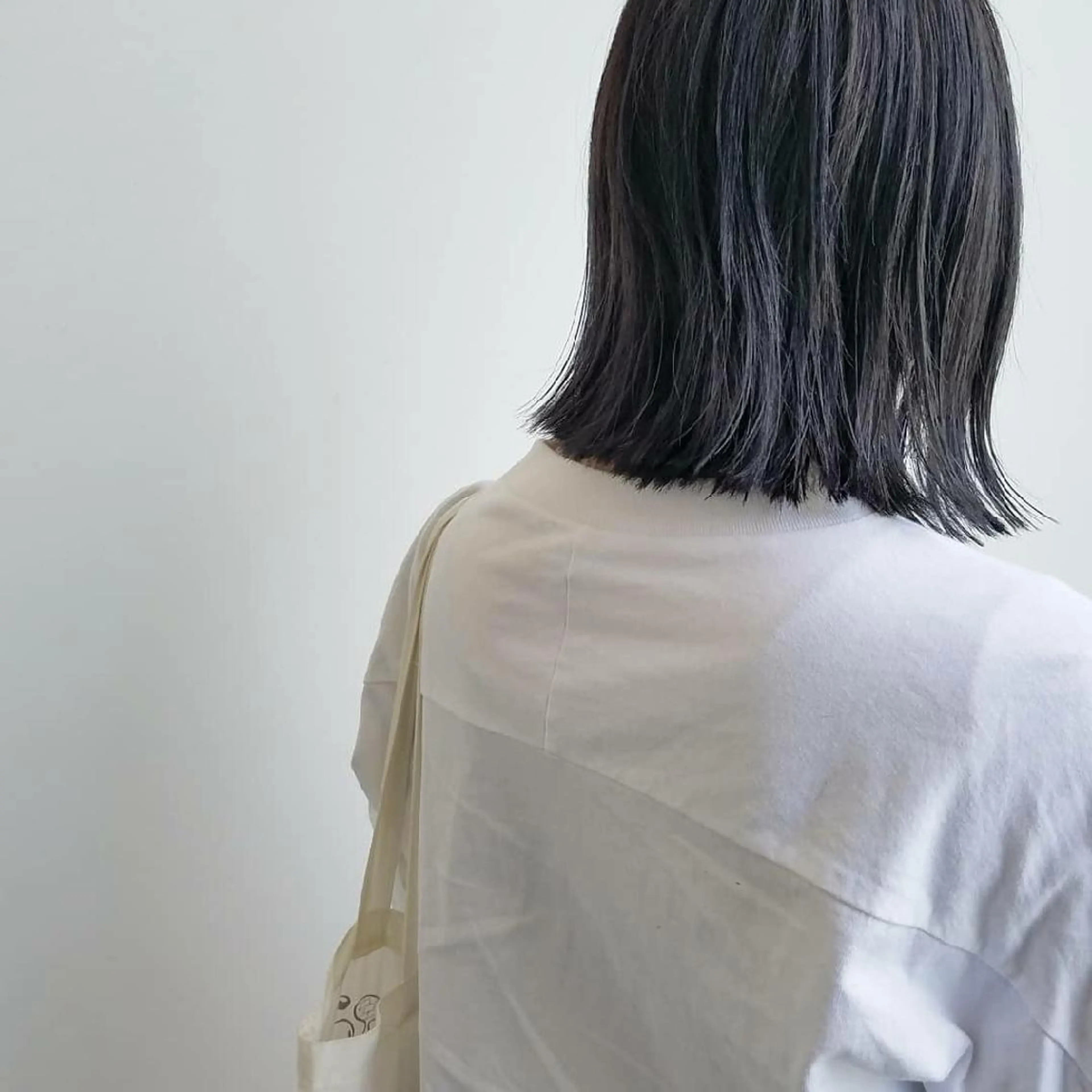 カラー ショート パーマ ヘアアレンジ ネイル マツエク・マツパ 切りっぱなしボブ ブルーカラー ブルージュ ボブ ブルー iplus まつげ、眉毛、耳つぼのマツエク・マツパデザイン