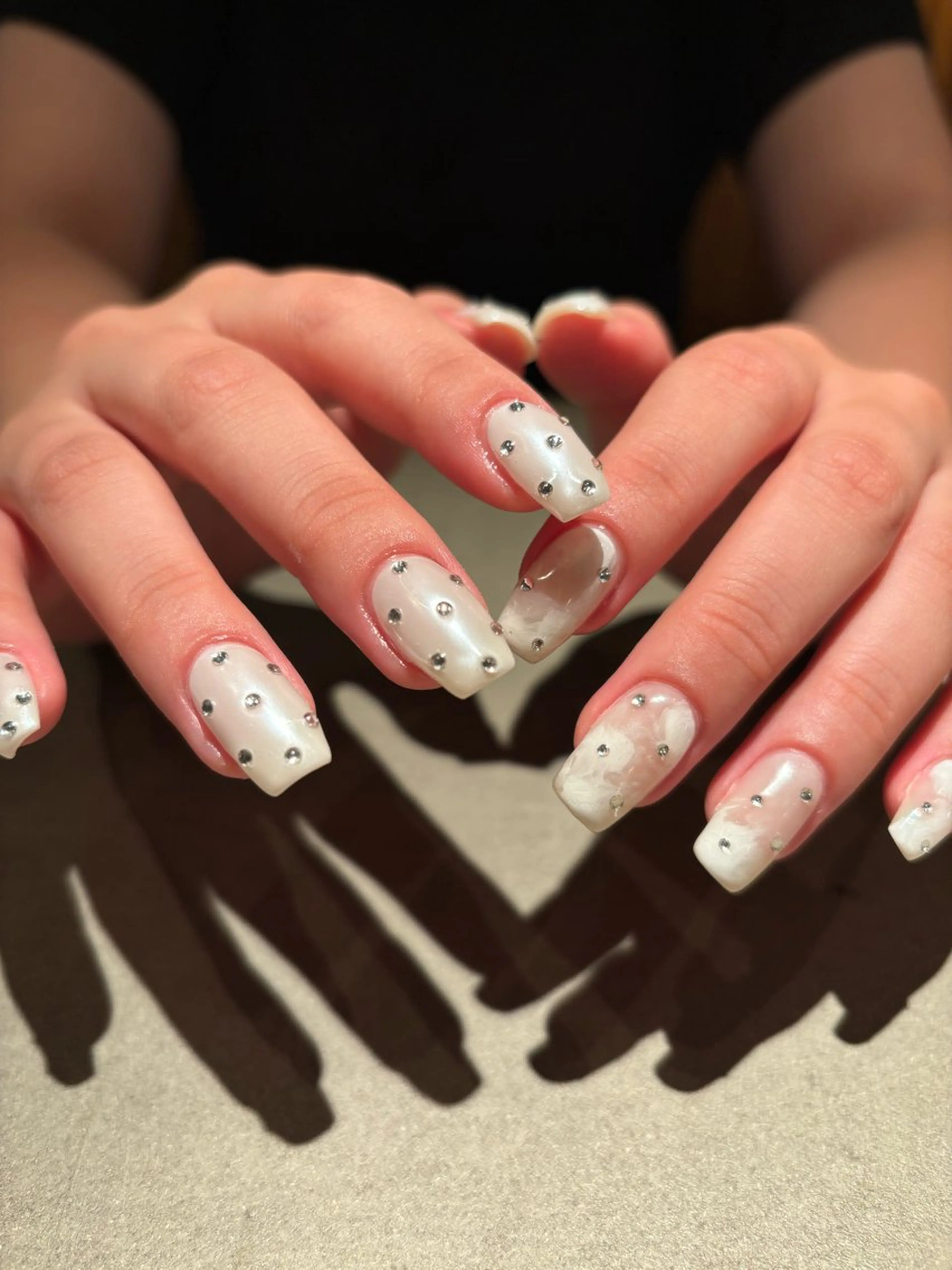 ネイル ホワイト 赤根 風南のネイルデザイン