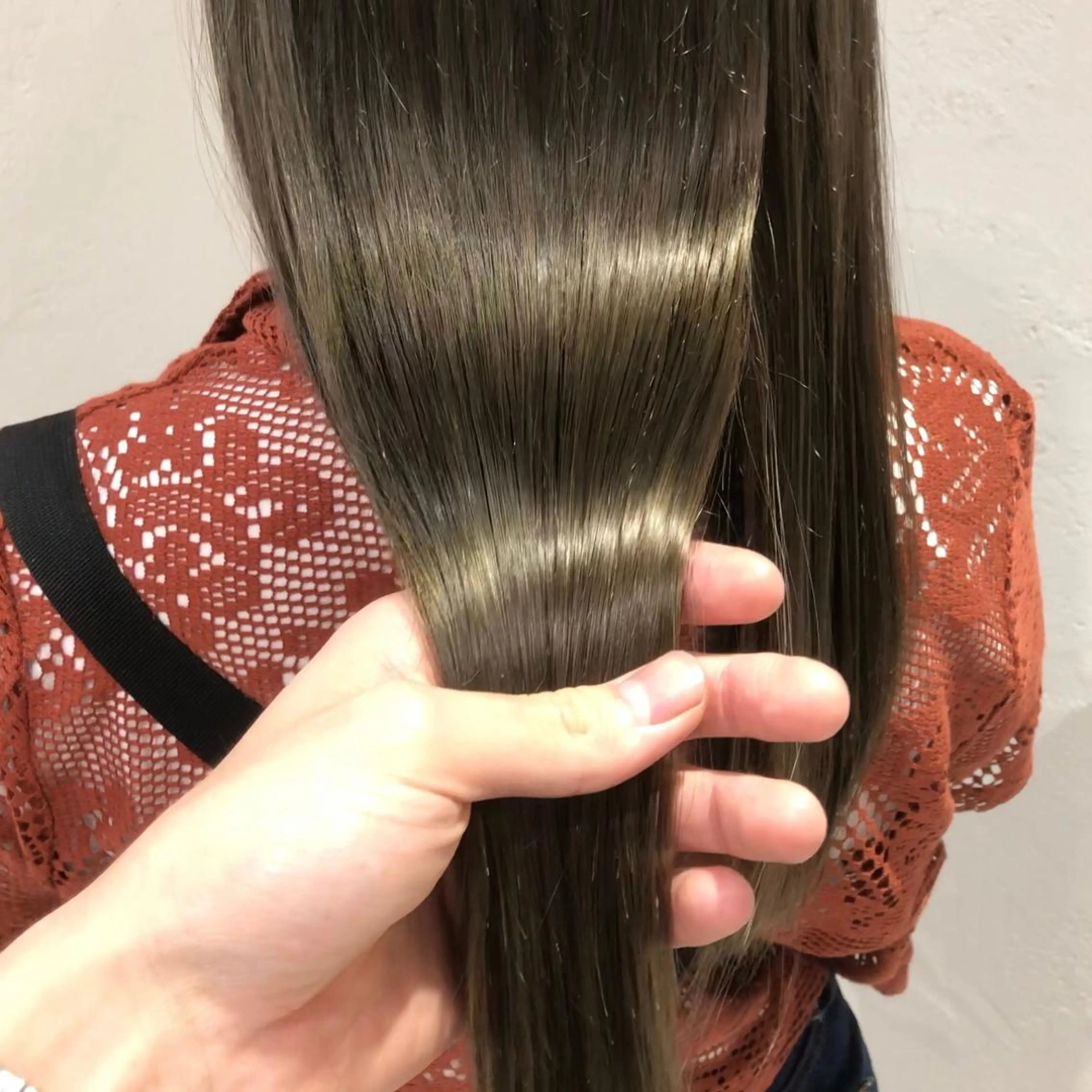 ロング カラー ベージュカラー オリーブベージュ ヘアカラー トリートメント ハイトーン/ブリーチ 似合せカット/パーマのヘアスタイル