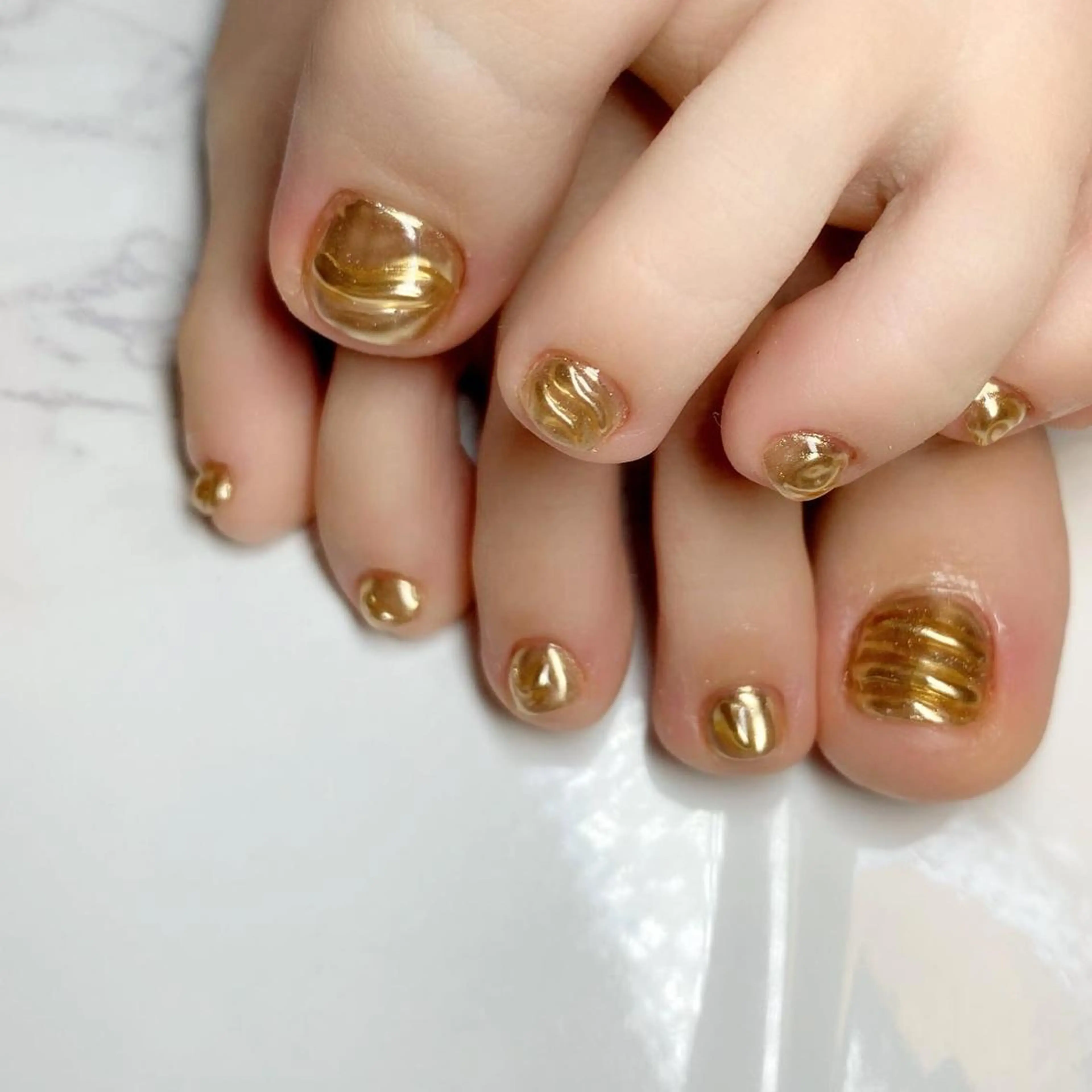 ネイル ゴールド ミラーネイル フットネイル Nail ameria megu所属・ameria meguのネイルデザイン