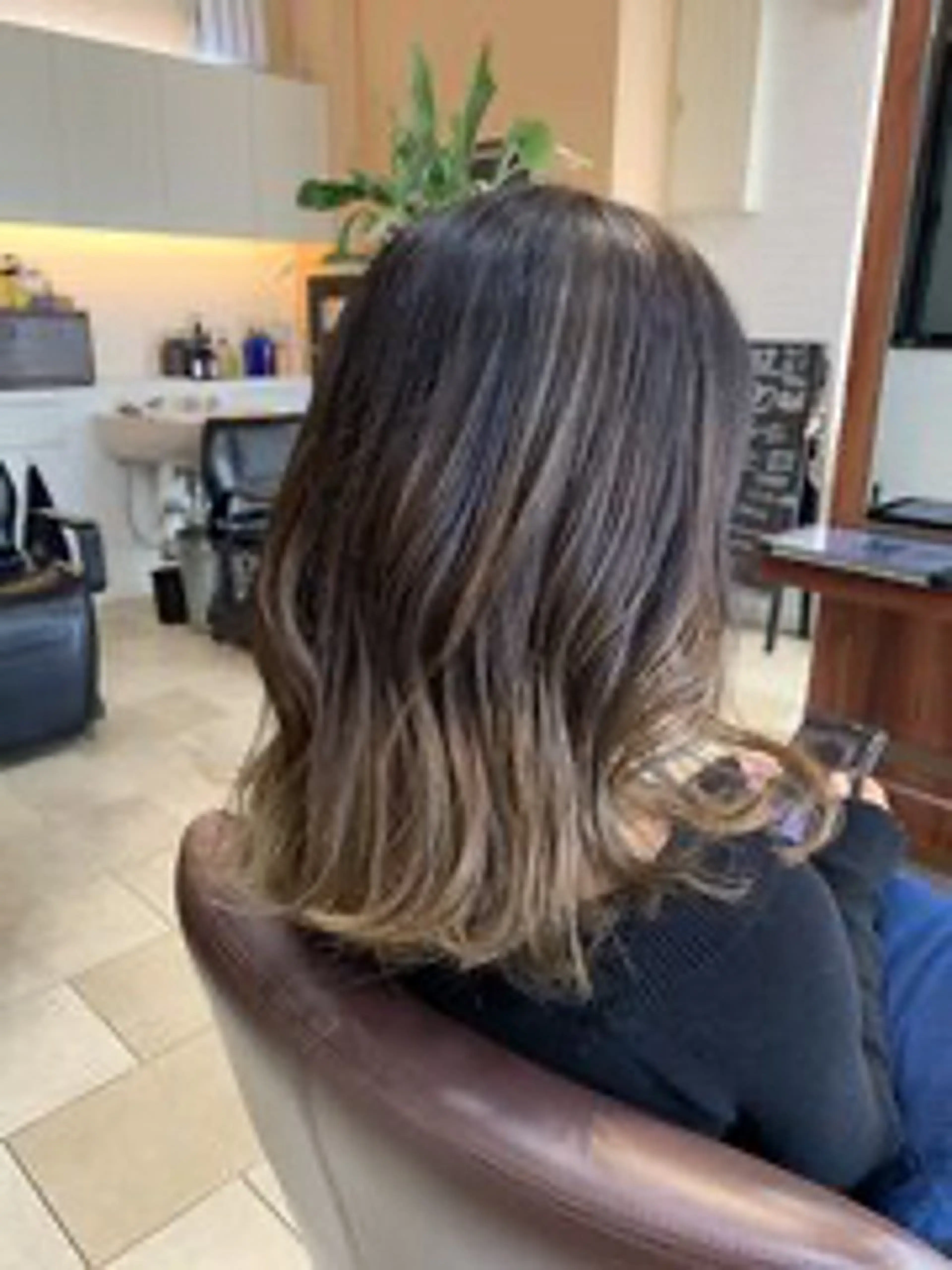 ミディアム カラー バレイヤージュ デザインカラー レイヤーカット cadeau 前谷のヘアスタイル