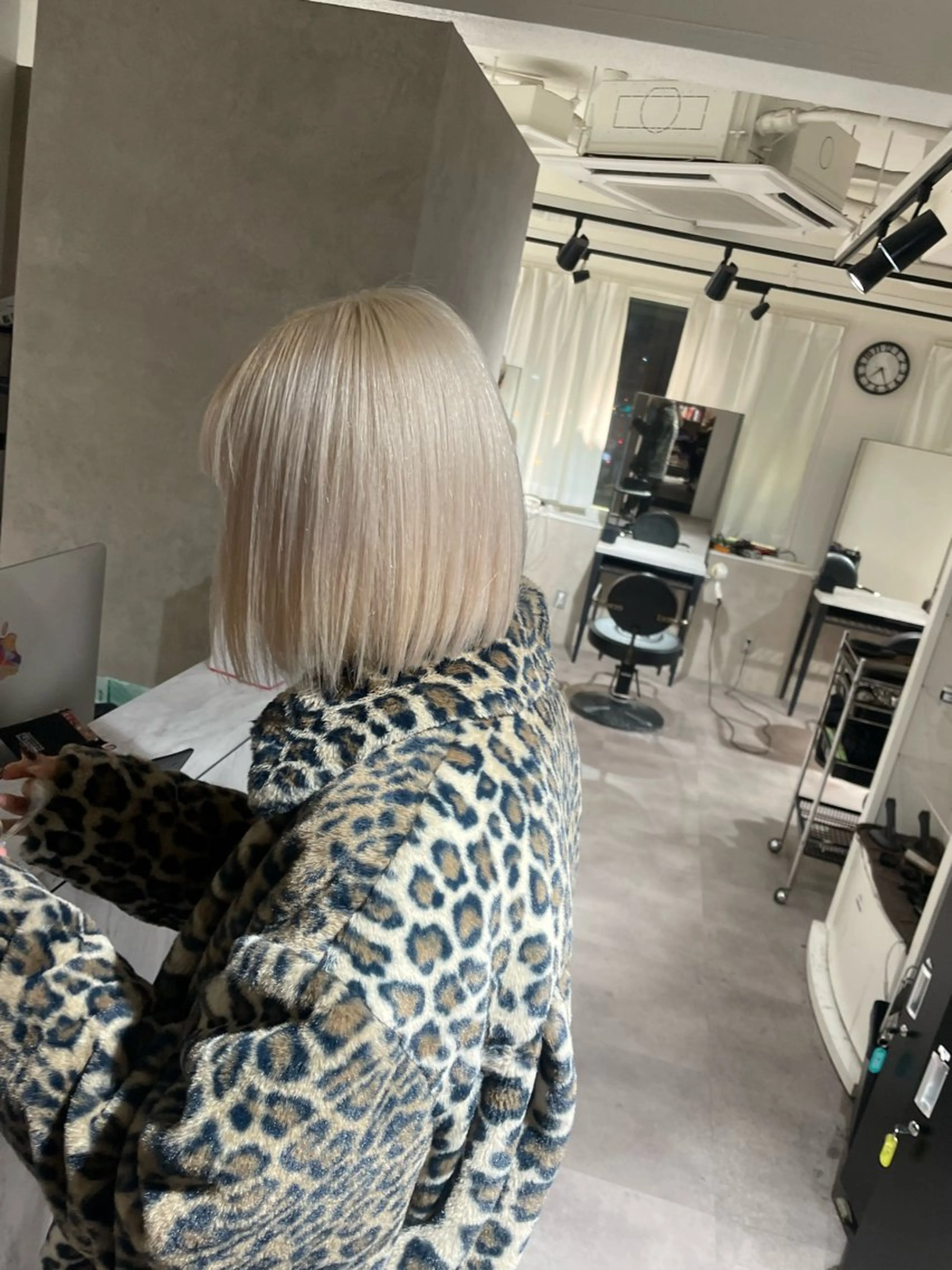 セミロング ヘアカラー 🇰🇷ハイトーン× 韓国レイヤー레이어드のヘアスタイル