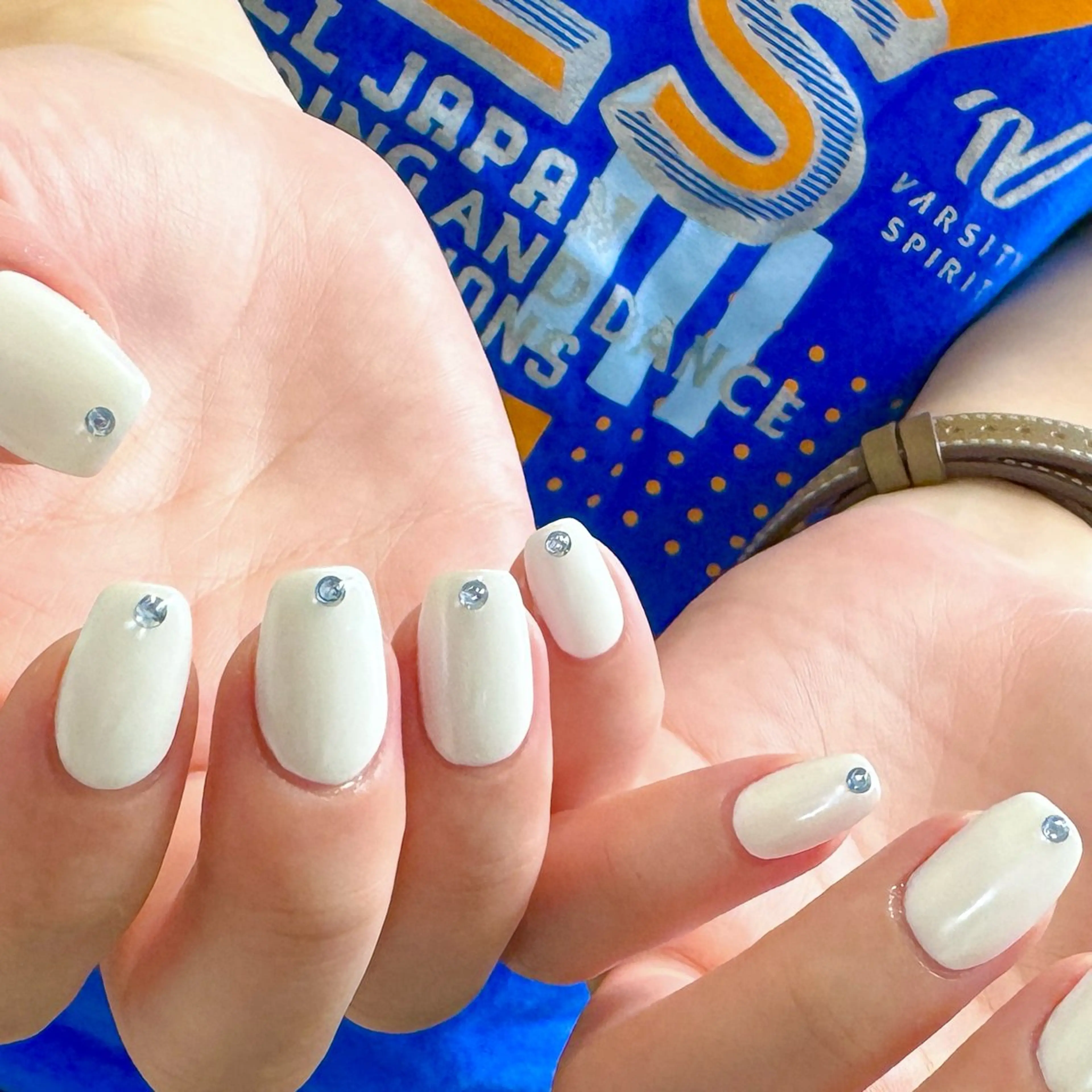 ネイル ブルー ワンカラーネイル シンプルネイル ストーンネイル ホワイト ハンドネイル pointillé .ayaのネイルデザイン