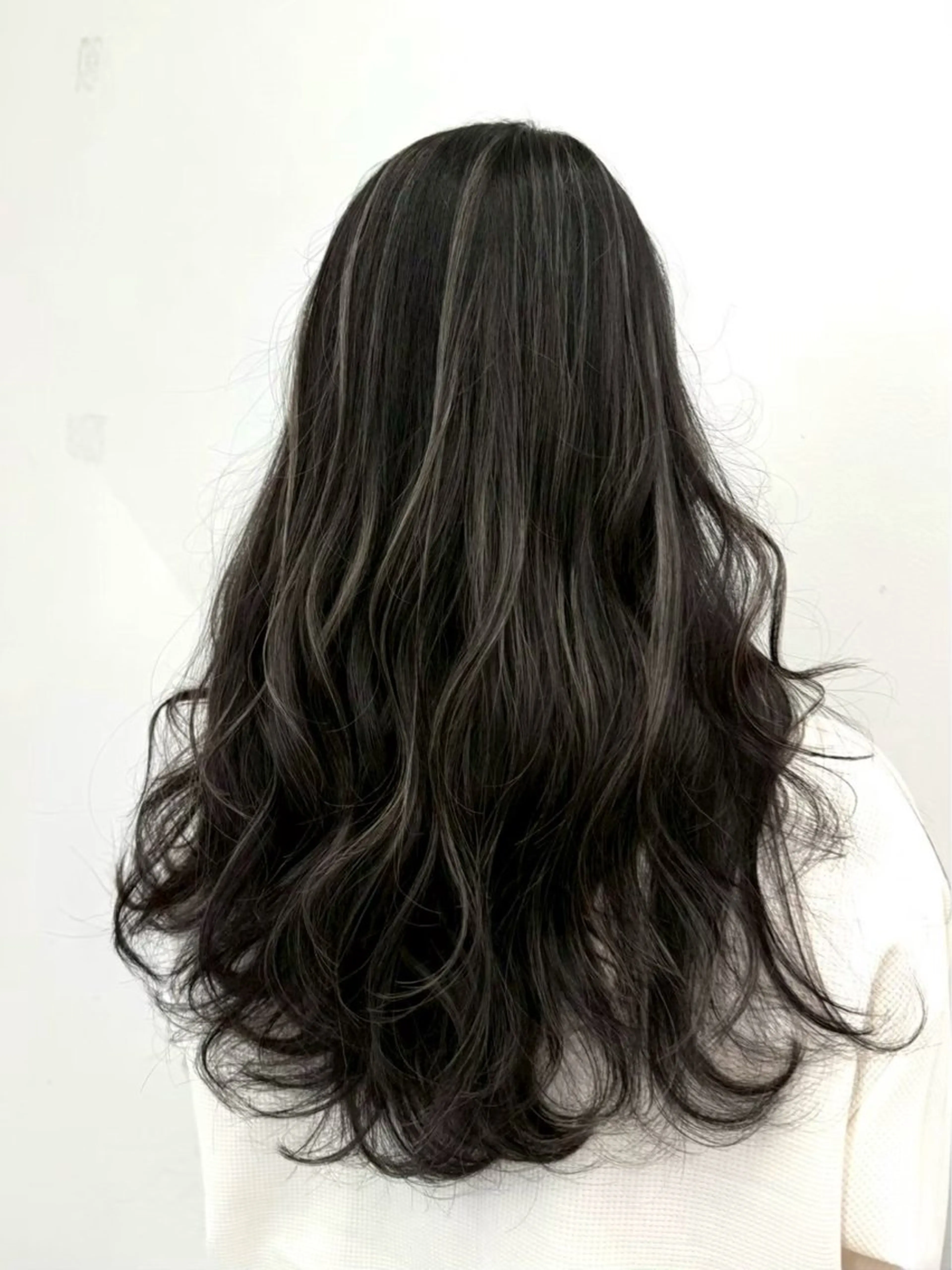 ロング カラー urara /ブリーチ/艶カラーのヘアスタイル