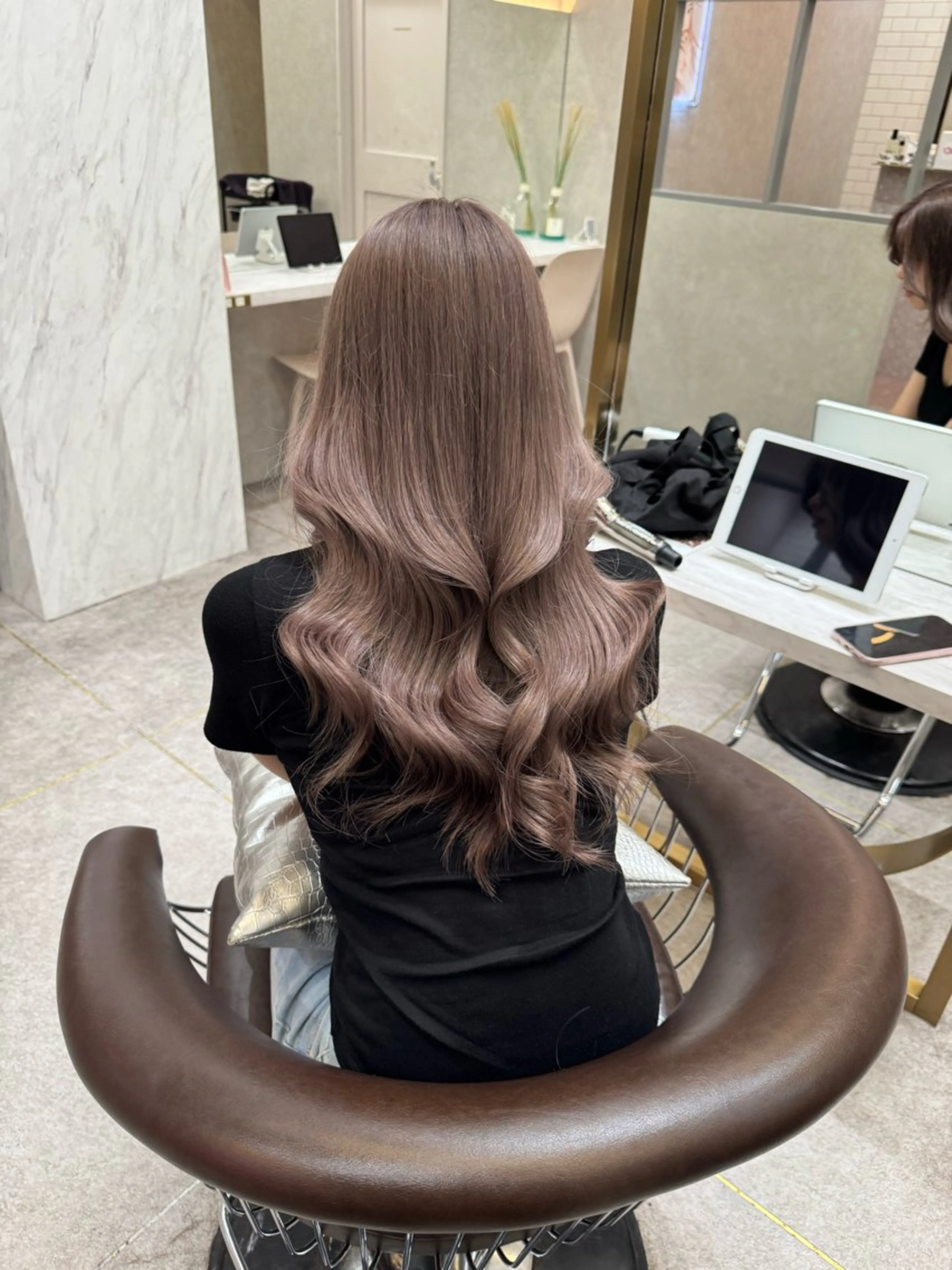 ロング ヘアカラー トリートメント Nanami / ベージュ/グレージュのヘアスタイル