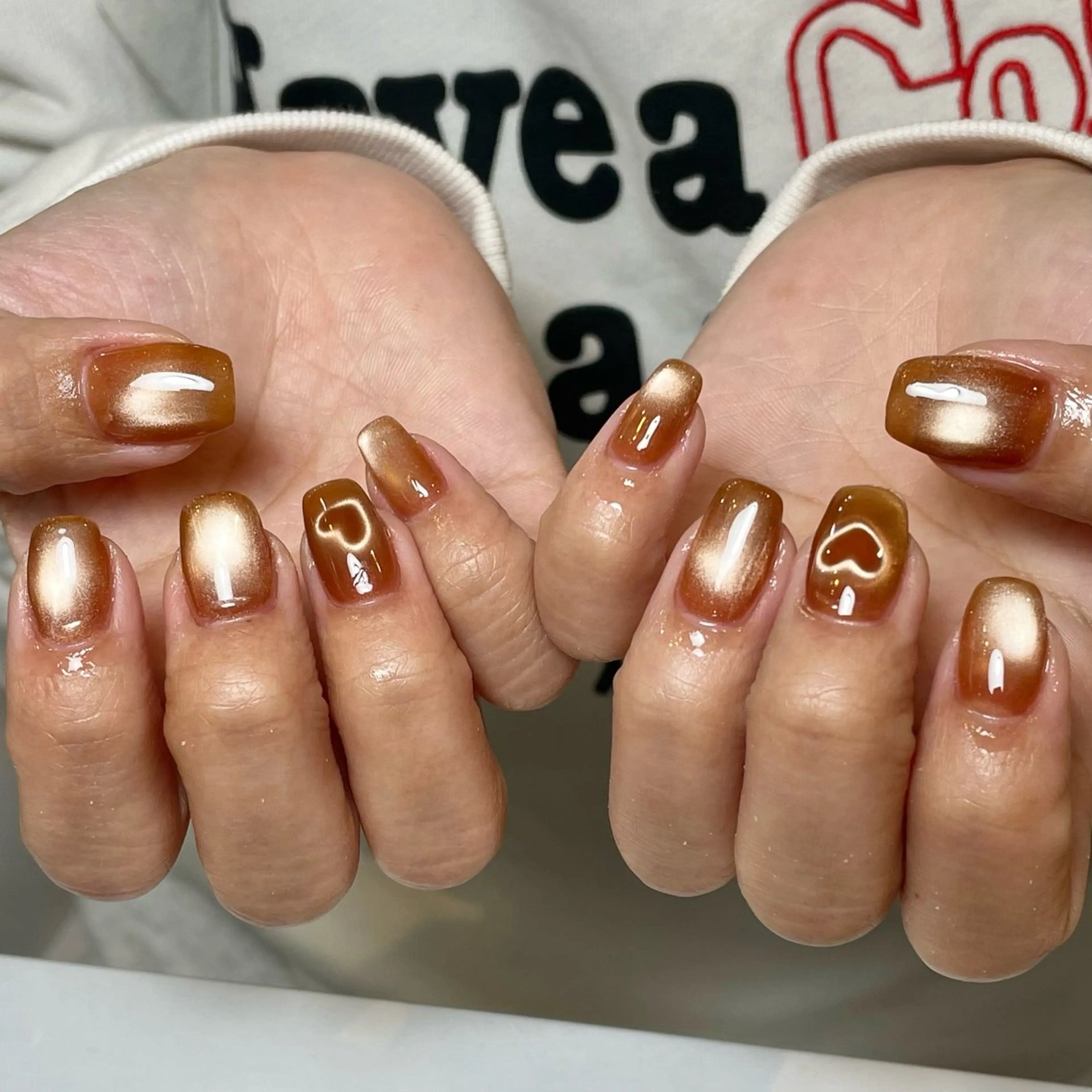 【マグネットワンカラー】【フラッシュネイル】💅1色追加¥300​〜​磁石を使ってマグネットラメに動きを出します。の写真
